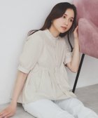 【インデックス/INDEX】の《5色展開》フリルバンドカラーペプラムブラウス【洗濯機洗い可/イージーアイロン/防シワ】 グレージュ|ID: prp329100004522781 ipo3291000000032667187