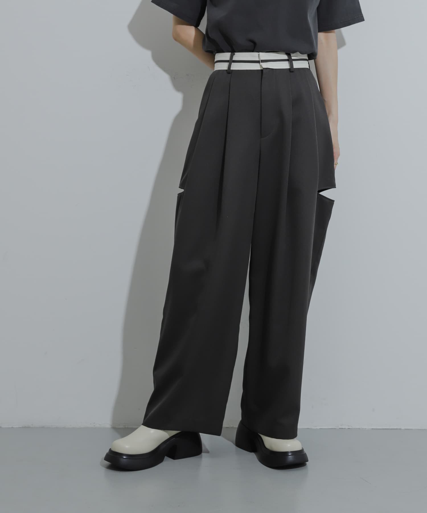 【センスオブプレイス/SENSE OF PLACE by URBAN RESEARCH】のマーベルトスリットパンツ インテリア・キッズ・メンズ・レディースファッション・服の通販 founy(ファニー) 　ファッション　Fashion　レディースファッション　WOMEN　パンツ　Pants　ベルト　Belts　2024年　2024　2024春夏・S/S　Ss,Spring/Summer,2024　おすすめ　Recommend　スリット　Slit　トレンド　Trend　ワイド　Wide　人気　Popularity　夏　Summer　春　Spring　S/S・春夏　Ss・Spring/Summer　CHARCOAL|ID: prp329100004523142 ipo3291000000031995310