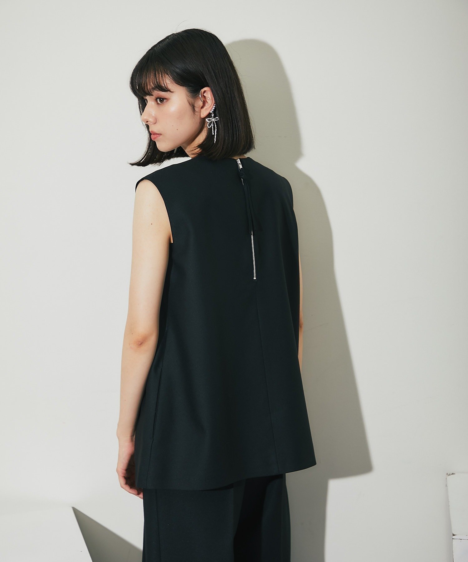【スマイルオーキッド/SMILE ORCHID】のバックジップアシンメトリージレ インテリア・キッズ・メンズ・レディースファッション・服の通販 founy(ファニー) 　ファッション　Fashion　レディースファッション　WOMEN　アウター　Coat Outerwear　トップス・カットソー　Tops/Tshirt　ベスト/ジレ　Gilets/Vests　バッグ　Bag　アシンメトリー　Asymmetry　コンパクト　Compact　シルバー　Silver　シンプル　Simple　ジップ　Zip　スタイリッシュ　Stylish　スリット　Slit　ノースリーブ　No Sleeve　フィット　Fit　フロント　Front　ラグジュアリー　Luxury　エレガント 上品　Elegant　ブラック|ID: prp329100004523199 ipo3291000000031995812
