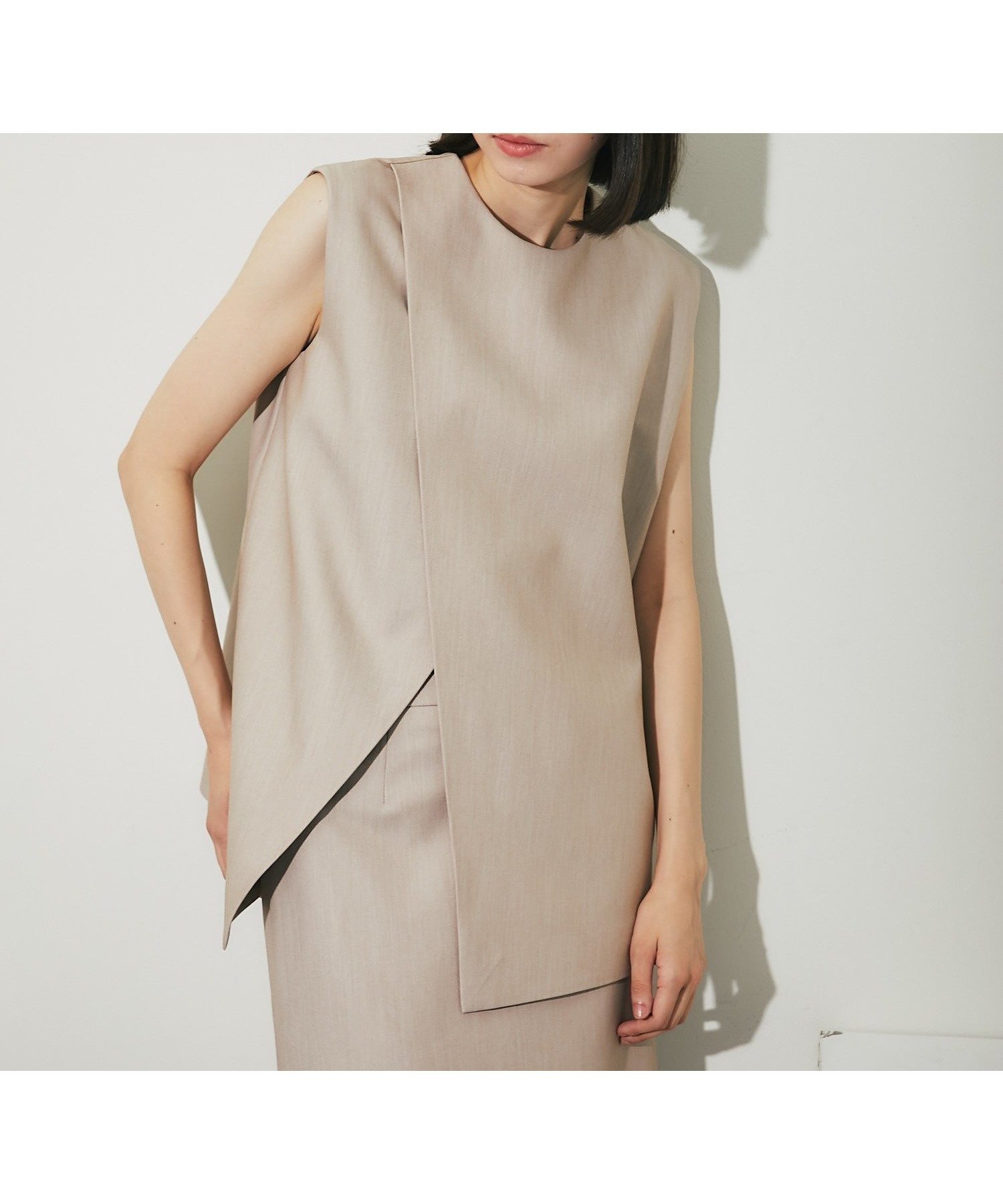 【スマイルオーキッド/SMILE ORCHID】のバックジップアシンメトリージレ インテリア・キッズ・メンズ・レディースファッション・服の通販 founy(ファニー) 　ファッション　Fashion　レディースファッション　WOMEN　アウター　Coat Outerwear　トップス・カットソー　Tops/Tshirt　ベスト/ジレ　Gilets/Vests　バッグ　Bag　アシンメトリー　Asymmetry　コンパクト　Compact　シルバー　Silver　シンプル　Simple　ジップ　Zip　スタイリッシュ　Stylish　スリット　Slit　ノースリーブ　No Sleeve　フィット　Fit　フロント　Front　ラグジュアリー　Luxury　エレガント 上品　Elegant　グレイッシュベージュ|ID: prp329100004523199 ipo3291000000031995813