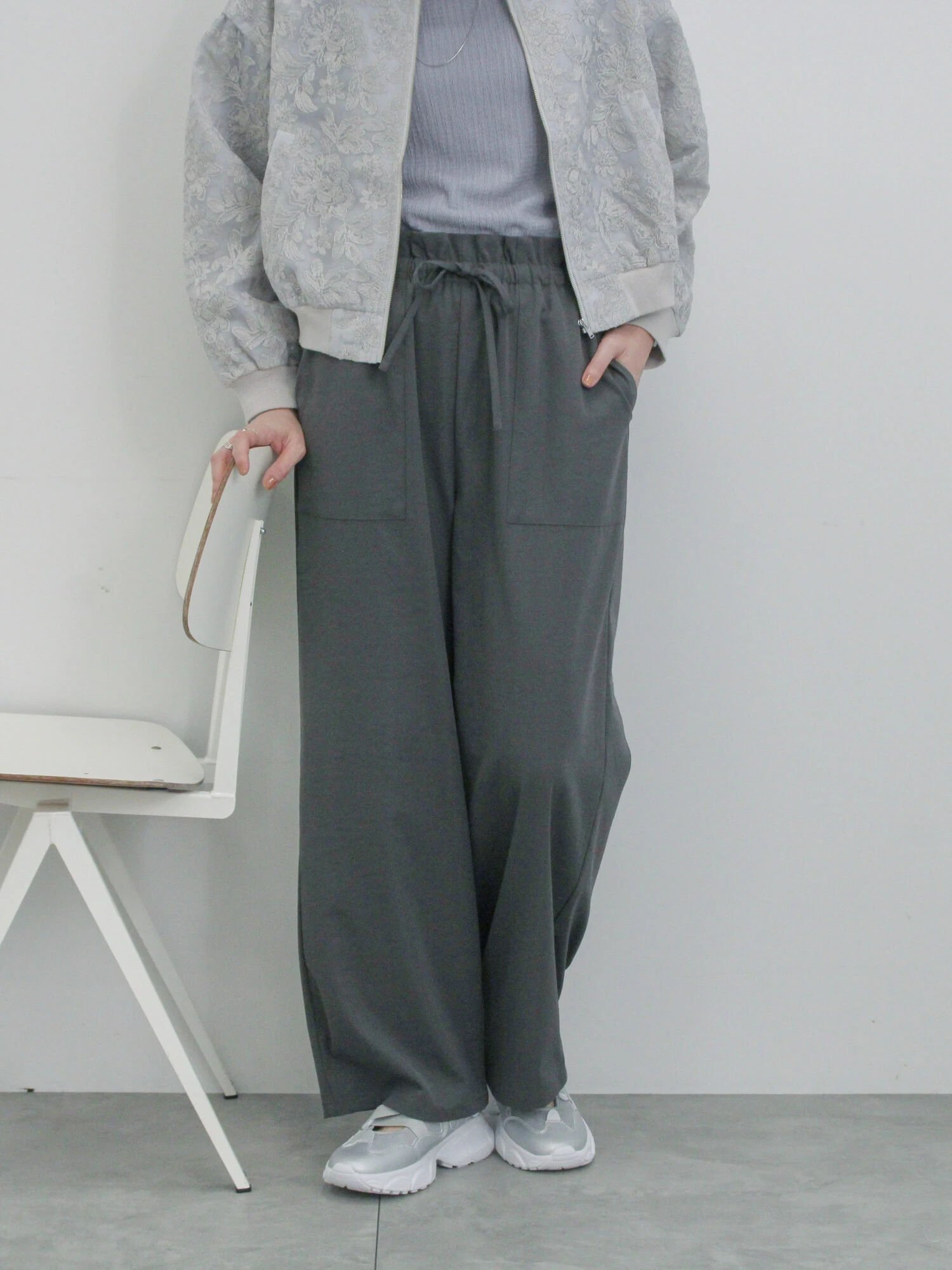 【サマンサモスモス/Samansa Mos2】のストレートイージーパンツ インテリア・キッズ・メンズ・レディースファッション・服の通販 founy(ファニー) 　ファッション　Fashion　レディースファッション　WOMEN　パンツ　Pants　ストレート　Straight　フリル　Frills　ワンポイント　One Point　チャコールグレー|ID: prp329100004523214 ipo3291000000031995934