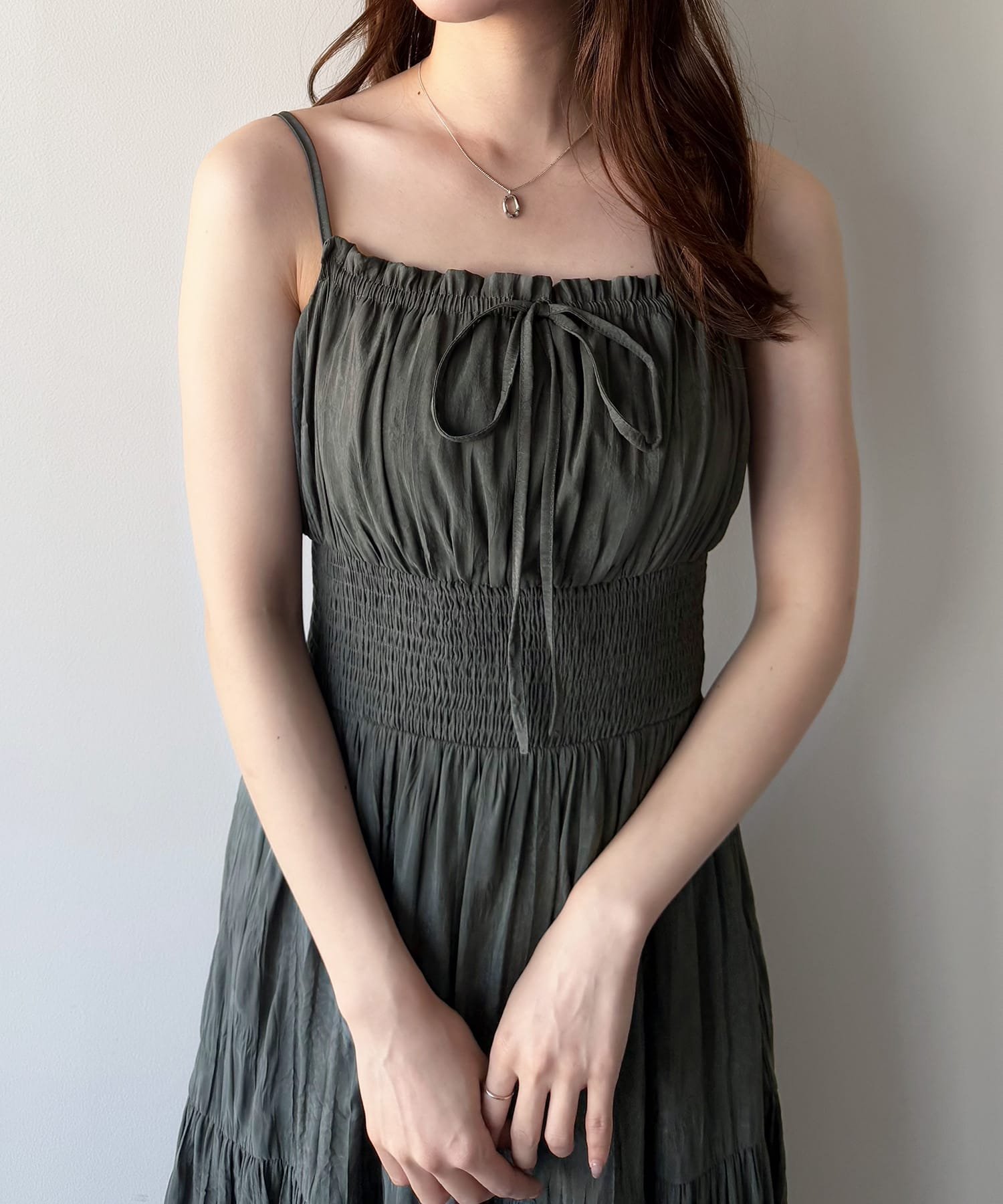 【ジュノア/JUNOAH】のmipiarl ワッシャーシャーリングティアードキャミワンピース インテリア・キッズ・メンズ・レディースファッション・服の通販 founy(ファニー) 　ファッション　Fashion　レディースファッション　WOMEN　ワンピース　Dress　キャミワンピース　No Sleeve Dresses　ダークグレー|ID: prp329100004523433 ipo3291000000031997570