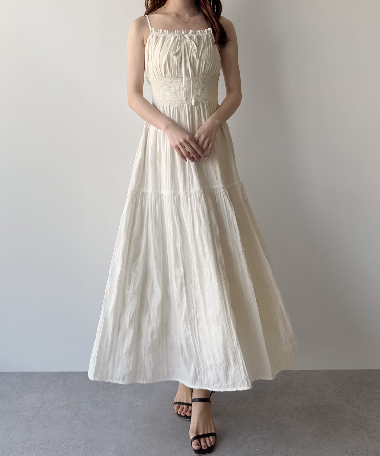 【ジュノア/JUNOAH】のmipiarl ワッシャーシャーリングティアードキャミワンピース インテリア・キッズ・メンズ・レディースファッション・服の通販 founy(ファニー) 　ファッション　Fashion　レディースファッション　WOMEN　ワンピース　Dress　キャミワンピース　No Sleeve Dresses　ホワイト|ID: prp329100004523433 ipo3291000000031997572