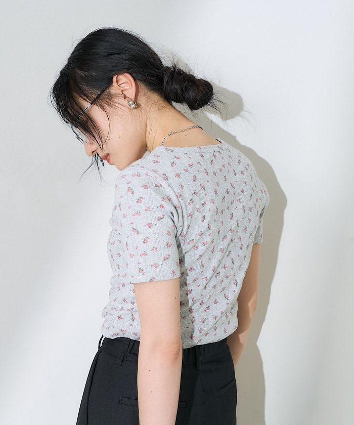 【フリークスストア/FREAK'S STORE】の花柄針抜きフライス ヘンリーTシャツ 25SS インテリア・キッズ・メンズ・レディースファッション・服の通販 founy(ファニー) 　ファッション　Fashion　レディースファッション　WOMEN　トップス・カットソー　Tops/Tshirt　シャツ/ブラウス　Shirts/Blouses　ロング / Tシャツ　T-Shirts　花柄・フラワープリント・モチーフ　Flower Patterns　2025年　2025　2025春夏・S/S　Ss,Spring/Summer,2025　インナー　Inner　デニム　Denim　夏　Summer　定番　Standard　S/S・春夏　Ss・Spring/Summer　グレー|ID: prp329100004523450 ipo3291000000031997738