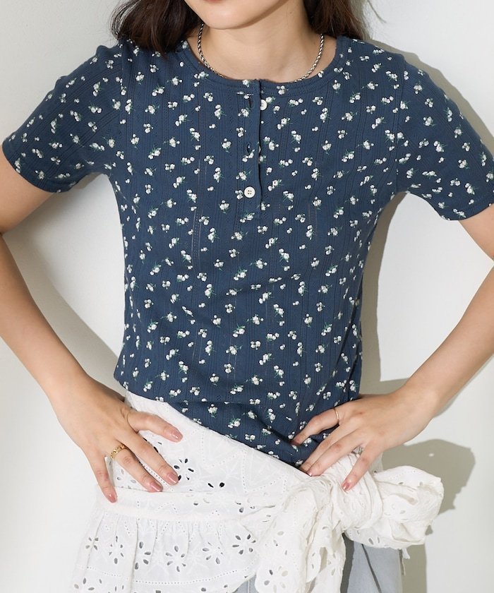 【フリークスストア/FREAK'S STORE】の花柄針抜きフライス ヘンリーTシャツ 25SS インテリア・キッズ・メンズ・レディースファッション・服の通販 founy(ファニー) 　ファッション　Fashion　レディースファッション　WOMEN　トップス・カットソー　Tops/Tshirt　シャツ/ブラウス　Shirts/Blouses　ロング / Tシャツ　T-Shirts　花柄・フラワープリント・モチーフ　Flower Patterns　2025年　2025　2025春夏・S/S　Ss,Spring/Summer,2025　インナー　Inner　デニム　Denim　夏　Summer　定番　Standard　S/S・春夏　Ss・Spring/Summer　ネイビー|ID: prp329100004523450 ipo3291000000031997739