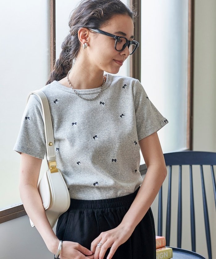 【フリークスストア/FREAK'S STORE】のミニリボン刺繍Tシャツ 25SS インテリア・キッズ・メンズ・レディースファッション・服の通販 founy(ファニー) 　ファッション　Fashion　レディースファッション　Fashion for Women　トップス・カットソー　Cut & Sew Tops　シャツ・ブラウス・オフィスカジュアル　Elegant Blouses & Button-Ups　ロングTシャツ・Tシャツ　Longline T-Shirts & Tees　2025年　2025　2025春夏・S/S　Spring/Summer 2025 SS25　インナー　Innerwear　コンパクト　Compact, Small Size　フィット　Fit, Slim Fit　プリント　Print, Printed Pattern　リボン　Ribbon, Bow　夏　Summer　S/S・春夏　SS, Spring/Summer, Warm Season　グレー|ID: prp329100004523475 ipo3291000000033501220