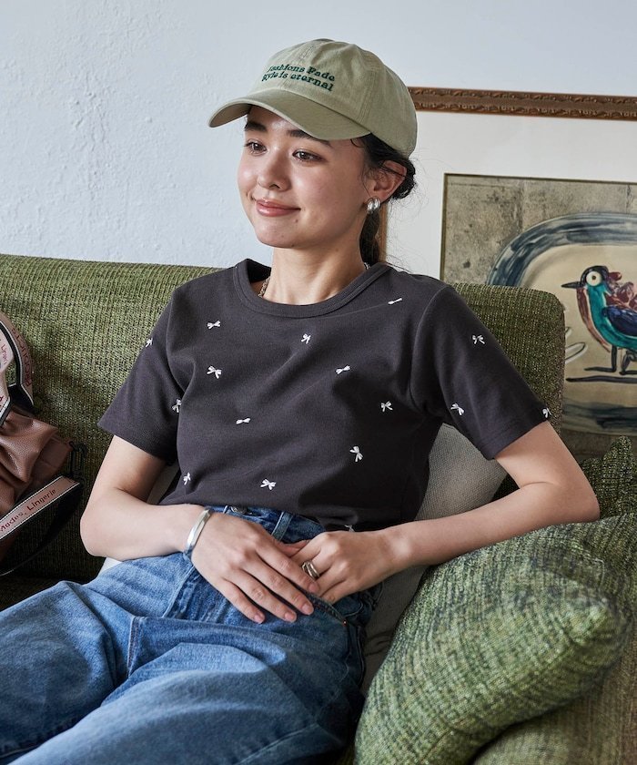 【フリークスストア/FREAK'S STORE】のミニリボン刺繍Tシャツ 25SS インテリア・キッズ・メンズ・レディースファッション・服の通販 founy(ファニー) 　ファッション　Fashion　レディースファッション　Fashion for Women　トップス・カットソー　Cut & Sew Tops　シャツ・ブラウス・オフィスカジュアル　Elegant Blouses & Button-Ups　ロングTシャツ・Tシャツ　Longline T-Shirts & Tees　2025年　2025　2025春夏・S/S　Spring/Summer 2025 SS25　インナー　Innerwear　コンパクト　Compact, Small Size　フィット　Fit, Slim Fit　プリント　Print, Printed Pattern　リボン　Ribbon, Bow　夏　Summer　S/S・春夏　SS, Spring/Summer, Warm Season　ブラック|ID: prp329100004523475 ipo3291000000033501221