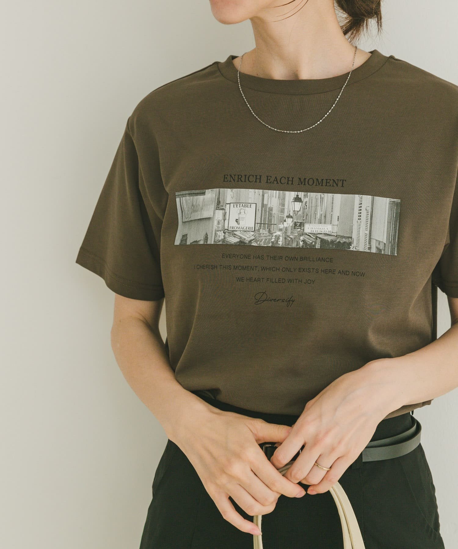 【アイテムズアーバンリサーチ/ITEMS URBAN RESEARCH】のフォトプリントTシャツ インテリア・キッズ・メンズ・レディースファッション・服の通販 founy(ファニー) 　ファッション　Fashion　レディースファッション　Fashion for Women　トップス・カットソー　Cut & Sew Tops　シャツ・ブラウス・オフィスカジュアル　Elegant Blouses & Button-Ups　ロングTシャツ・Tシャツ　Longline T-Shirts & Tees　2025年　2025　2025春夏・S/S　Spring/Summer 2025 SS25　インナー　Innerwear　キャミワンピース　Cami Dress, Slip Dress　ジャケット　Jacket, Outerwear　プリント　Print, Printed Pattern　モノトーン　Monotone, Black and White　夏　Summer　S/S・春夏　SS, Spring/Summer, Warm Season　BRN|ID: prp329100004523485 ipo3291000000033793143