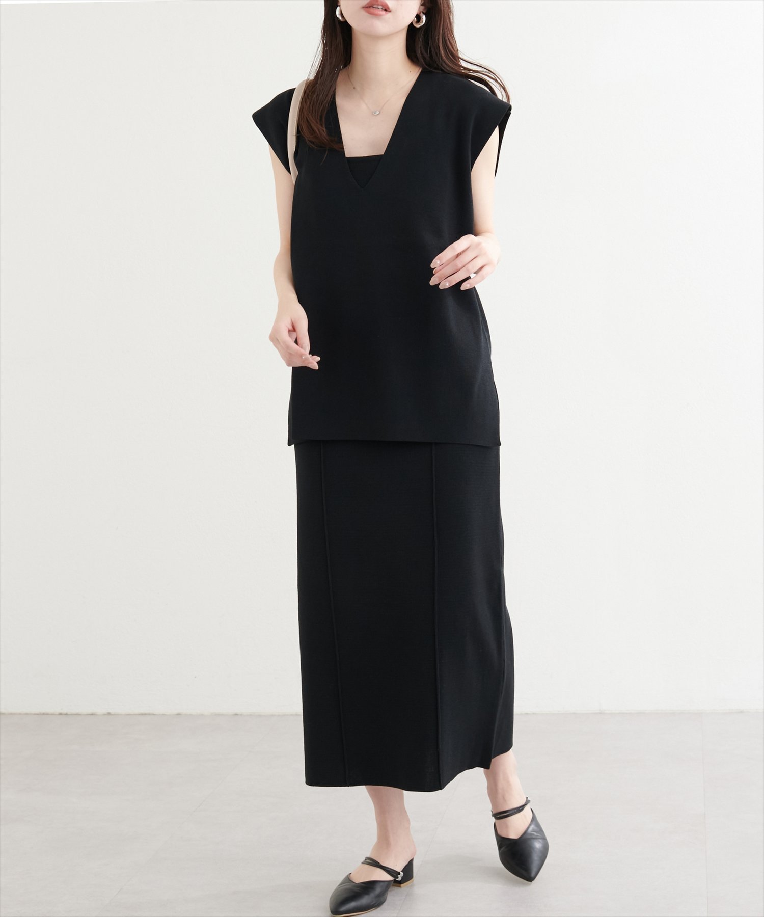 【ナチュラルクチュール/natural couture】の【WEB限定】総針Vネックベスト+キャミSET インテリア・キッズ・メンズ・レディースファッション・服の通販 founy(ファニー) 　ファッション　Fashion　レディースファッション　WOMEN　アウター　Coat Outerwear　トップス・カットソー　Tops/Tshirt　キャミソール / ノースリーブ　No Sleeves　ベスト/ジレ　Gilets/Vests　Vネック　V-Neck　ウォッシャブル　Washable　キャミ　Cami　シンプル　Simple　定番　Standard　ベスト　Vest　ボトム　Bottom　夏　Summer　2025年　2025　2025春夏・S/S　Ss,Spring/Summer,2025　ブラック|ID: prp329100004524254 ipo3291000000032002481