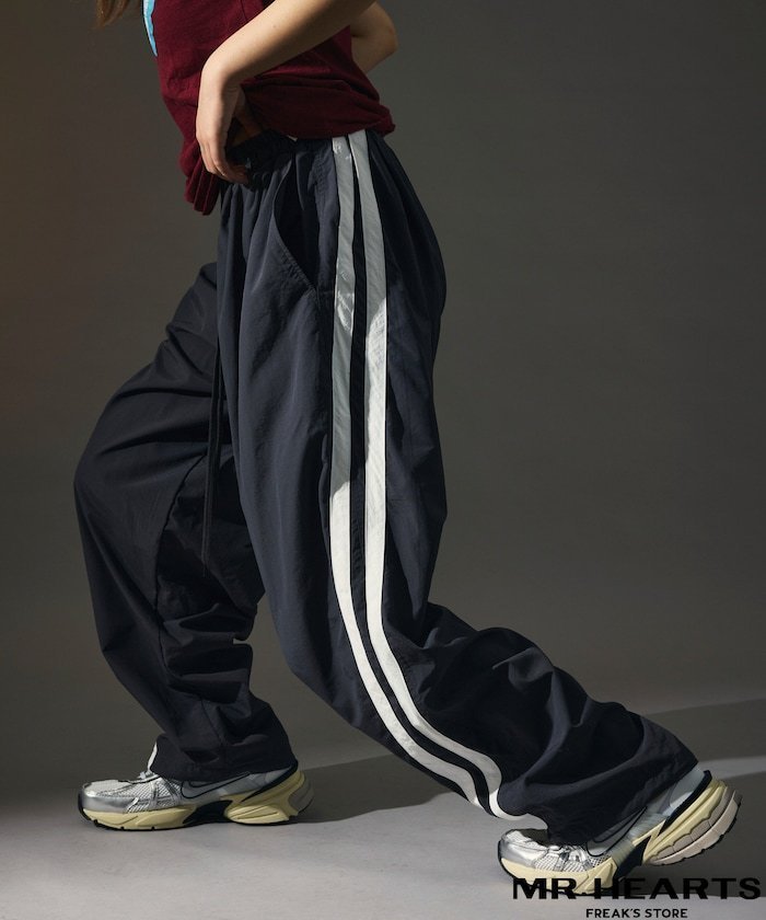【フリークスストア/FREAK'S STORE】のMR HEARTS ミスターハーツ WIDE SILHOUETTE SIDE LINE NYLON CURVED PANTS 【限定展開】 24SS インテリア・キッズ・メンズ・レディースファッション・服の通販 founy(ファニー) https://founy.com/ ファッション Fashion レディースファッション WOMEN パンツ Pants 2024年 2024 2024春夏・S/S Ss,Spring/Summer,2024 おすすめ Recommend スウェット Sweat テーパード Tapered トレンド Trend フロント Front ミリタリー Military 夏 Summer 定番 Standard S/S・春夏 Ss・Spring/Summer |ID: prp329100004524291 ipo3291000000032002616
