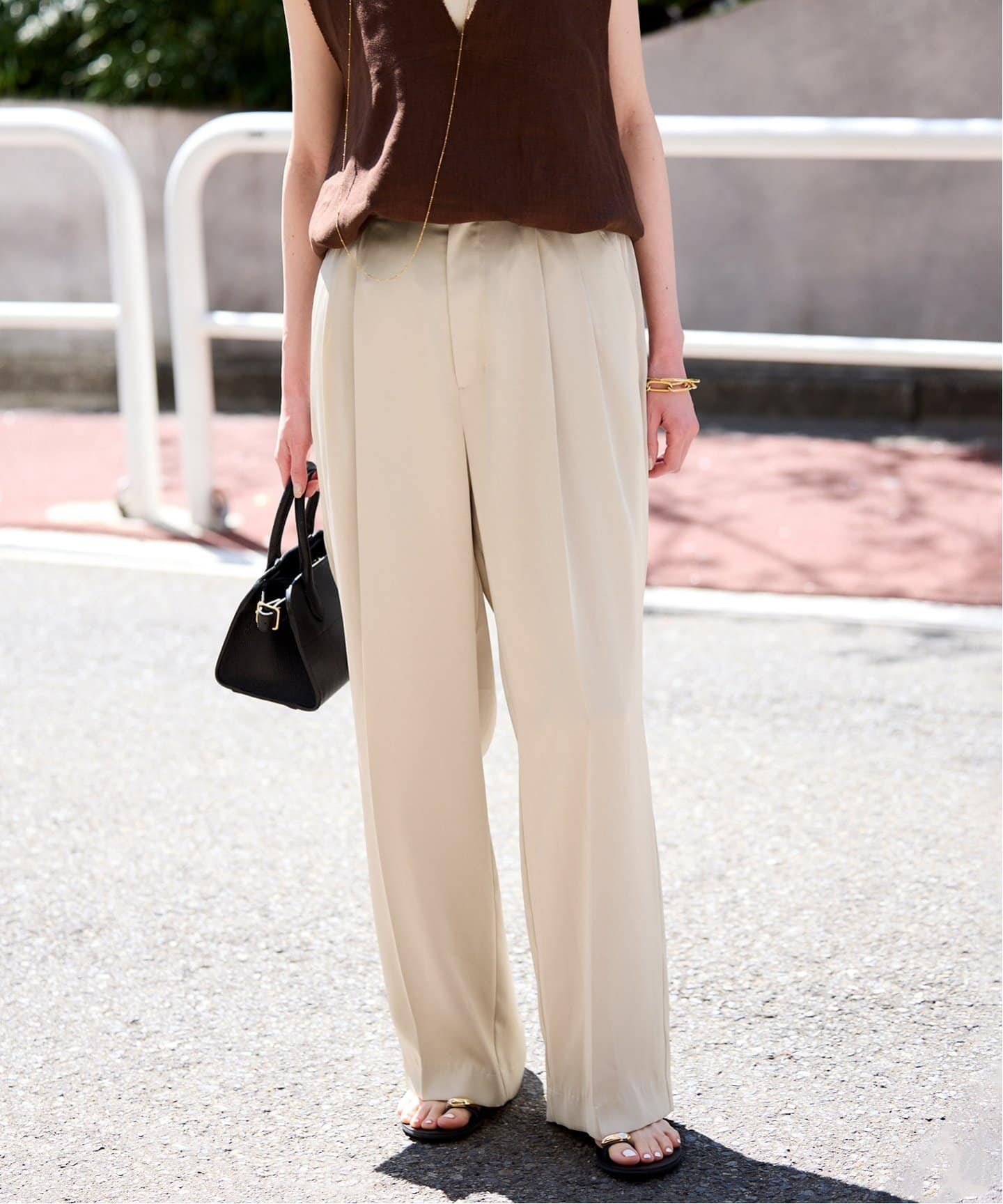 【スローブ イエナ/SLOBE IENA】のサテンタックパンツ インテリア・キッズ・メンズ・レディースファッション・服の通販 founy(ファニー) 　ファッション　Fashion　レディースファッション　WOMEN　パンツ　Pants　2025年　2025　2025春夏・S/S　Ss,Spring/Summer,2025　なめらか　Smooth　カットソー　Cut And Sew　サテン　Satin　フェミニン　Feminine　ベスト　Vest　ループ　Loop　ワイド　Wide　ベージュ|ID: prp329100004524303 ipo3291000000032081716