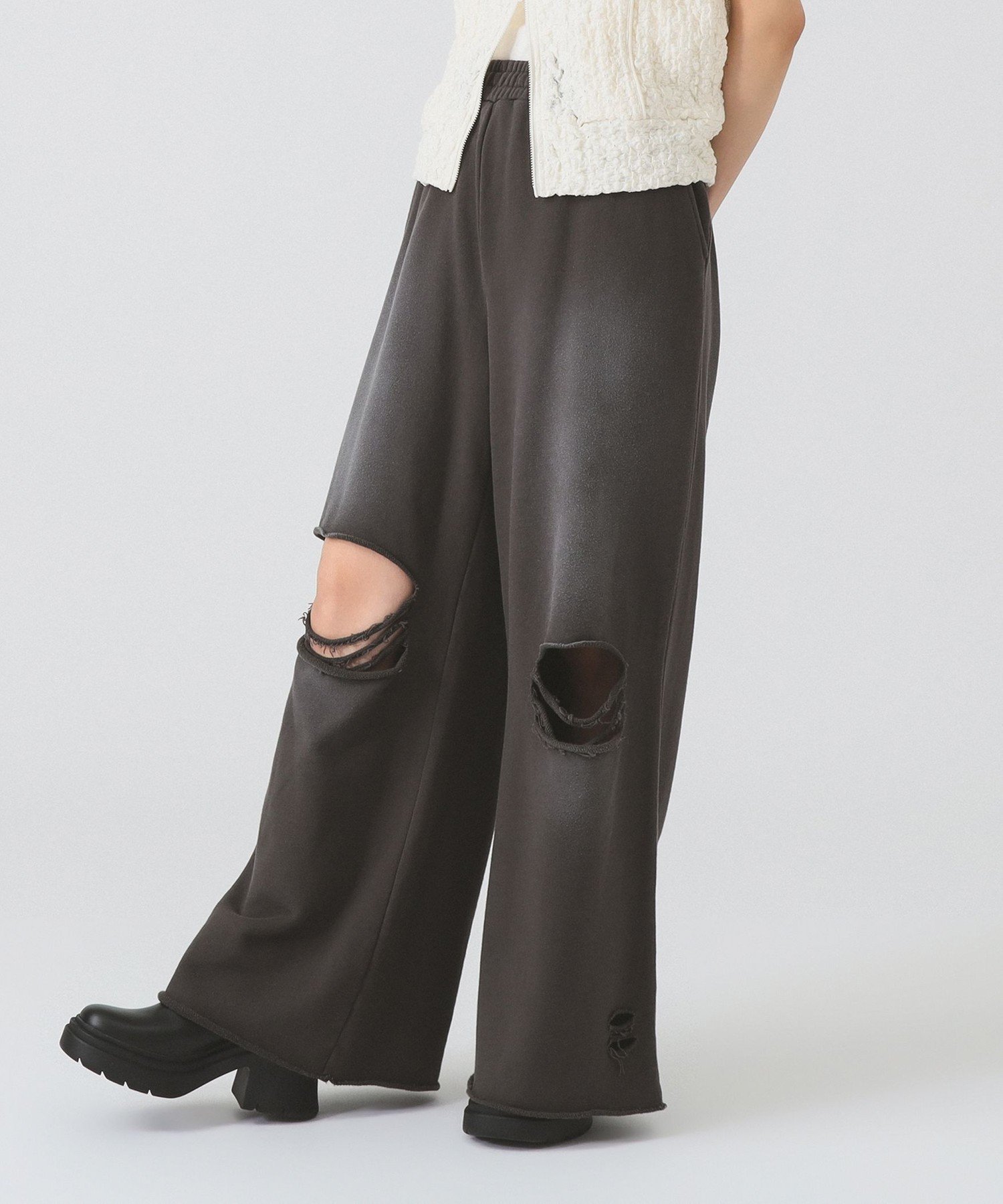 【ビームス ウイメン/BEAMS】のダメージ スウェット パンツ インテリア・キッズ・メンズ・レディースファッション・服の通販 founy(ファニー) 　ファッション　Fashion　レディースファッション　Ladies' Fashion Online　パンツ　Pants　おすすめ　Recommend　コンパクト　Compact　スウェット　Sweat　タイツ　Tights　ダメージ　Damage　トレンド　Trend　ルーズ　Loose　レース　Race　ワイド　Wide　CHARCOAL|ID: prp329100004524325 ipo3291000000032683643