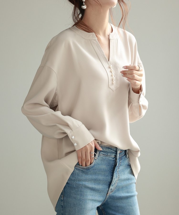 【セゾンドパピヨン/SAISON DE PAPILLON】のパール付きキーネックブラウス 人気、トレンドファッション・服の通販 founy(ファニー) 　ファッション　Fashion　レディースファッション　WOMEN　トップス・カットソー　Tops/Tshirt　シャツ/ブラウス　Shirts/Blouses　カフス　Cuffs　パール　Pearl　ルーズ　Loose　楽ちん　Easy　エレガント 上品　Elegant　 other-1|ID: prp329100004524578 ipo3291000000032003765