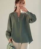 【セゾンドパピヨン/SAISON DE PAPILLON】のパール付きキーネックブラウス 人気、トレンドファッション・服の通販 founy(ファニー) ファッション Fashion レディースファッション WOMEN トップス・カットソー Tops/Tshirt シャツ/ブラウス Shirts/Blouses カフス Cuffs パール Pearl ルーズ Loose 楽ちん Easy エレガント 上品 Elegant thumbnail グリーン|ID: prp329100004524578 ipo3291000000032003769