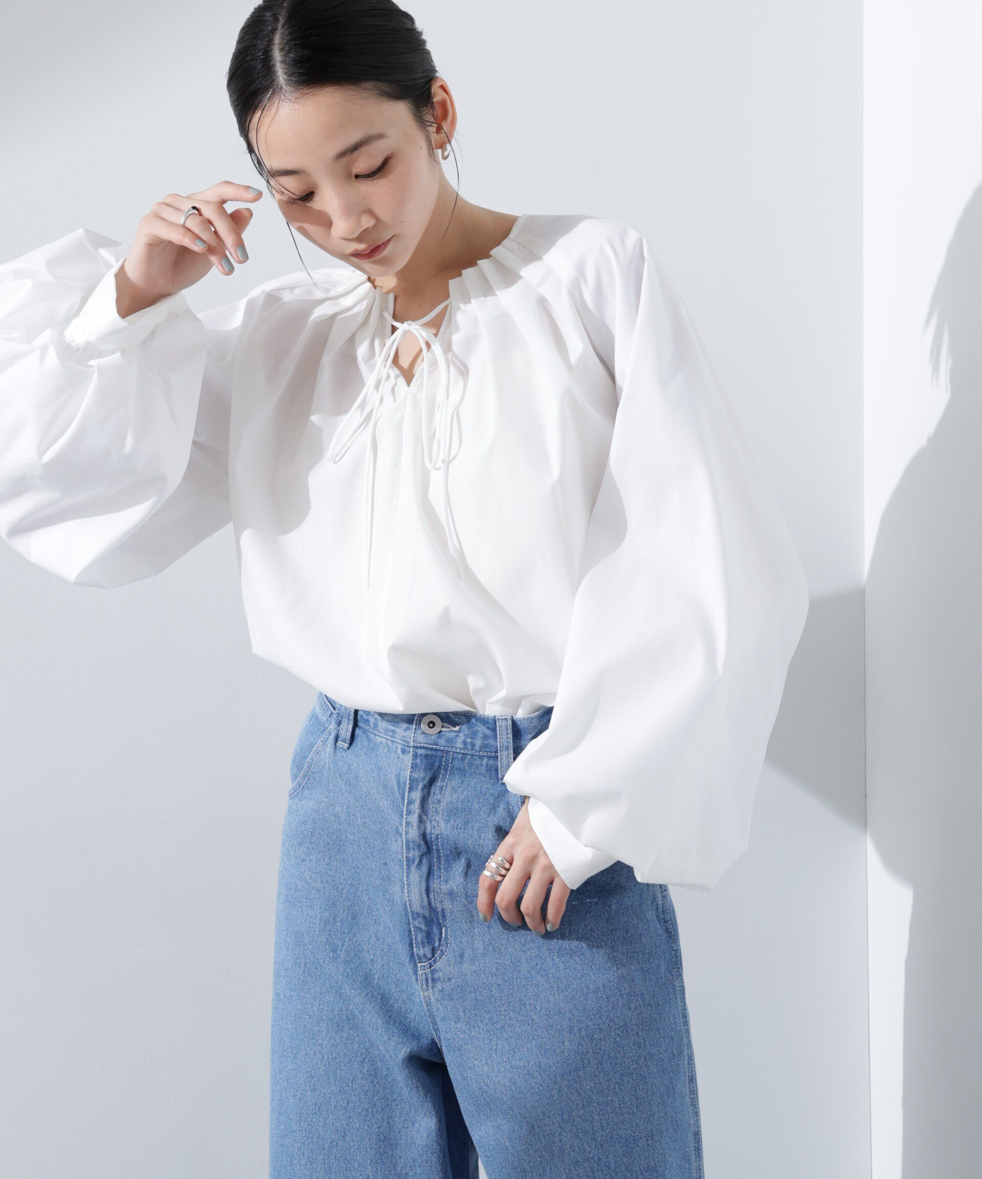 【ナノ ユニバース/nano universe】のボリュームスリーブタックブラウス インテリア・キッズ・メンズ・レディースファッション・服の通販 founy(ファニー) 　ファッション　Fashion　レディースファッション　WOMEN　トップス・カットソー　Tops/Tshirt　シャツ/ブラウス　Shirts/Blouses　ボリュームスリーブ / フリル袖　Volume Sleeve　サンダル　Sandals　シンプル　Simple　デニム　Denim　ベーシック　Basic　リボン　Ribbon　ビジネス 仕事 通勤　Business　2025年　2025　2025春夏・S/S　Ss,Spring/Summer,2025　ホワイト|ID: prp329100004524712 ipo3291000000032004310