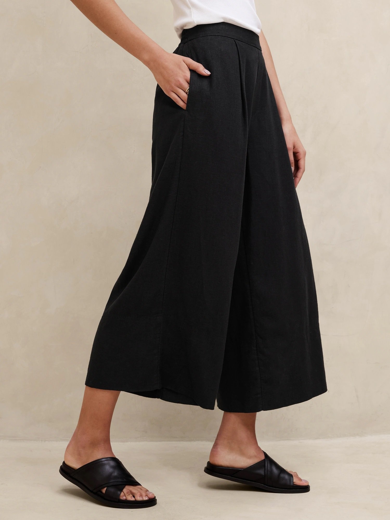 【バナナリパブリック ファクトリーストア/BANANA REPUBLIC FACTORY STORE】のBANANA REPUBLIC FACTORY STORE リネンブレンドワイドレッグクロップドパンツ インテリア・キッズ・メンズ・レディースファッション・服の通販 founy(ファニー) 　ファッション　Fashion　レディースファッション　WOMEN　パンツ　Pants　コンパクト　Compact　リネン　Linen　ワイド　Wide　吸水　Water Absorption　BLACK|ID: prp329100004524715 ipo3291000000032004320