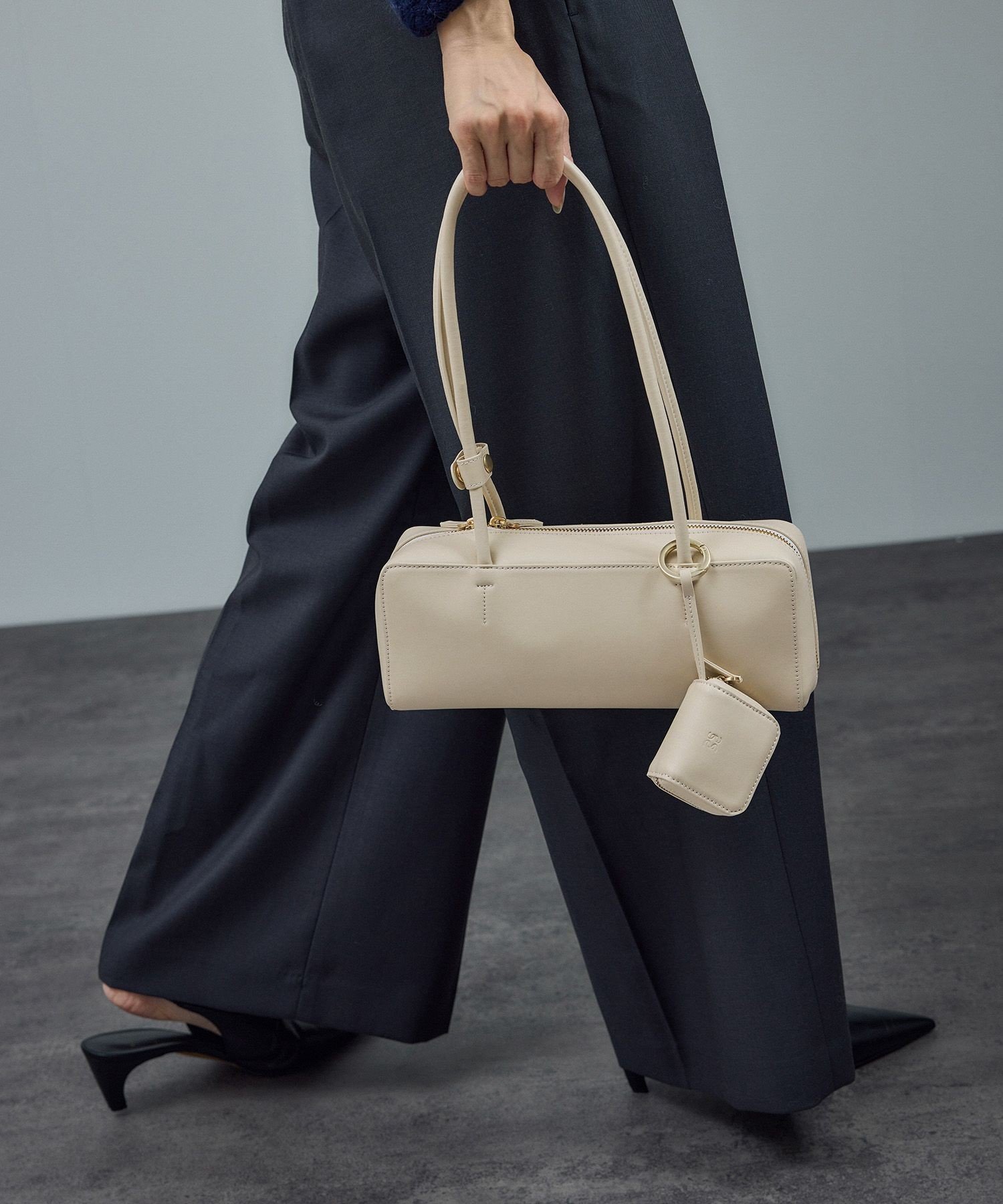 【サロン アダム エ ロペ/SALON adam et rope'】のミニポーチ付きスプリットレザーワイドバッグ / 追加 インテリア・キッズ・メンズ・レディースファッション・服の通販 founy(ファニー) ファッション Fashion レディースファッション Fashion for Women ポーチ&ミニバッグ Pouches & Mini Bags オケージョン Occasion Wear 今季 This Season, Current Season スマート Smart, Elegant スーツ Suit, Formalwear セットアップ Set-Up, Coordinated Outfit 財布 Wallet, Purse チャーム Charm, Pendant デニム Denim, Jeans Material トレンド Trend, Trending Now フィット Fit, Slim Fit フォルム Silhouette, Form ポケット Pocket, Pocket Detail ポーチ Pouch, Small Case リアル Real, Realistic リップ Lip, Lip Motif ワイド Wide, Wide Fit エレガント 上品 Elegant ビジネス 仕事 通勤 Business / Work / Commuting オフホワイト(15)|ID: prp329100004524720 ipo3291000000034833532