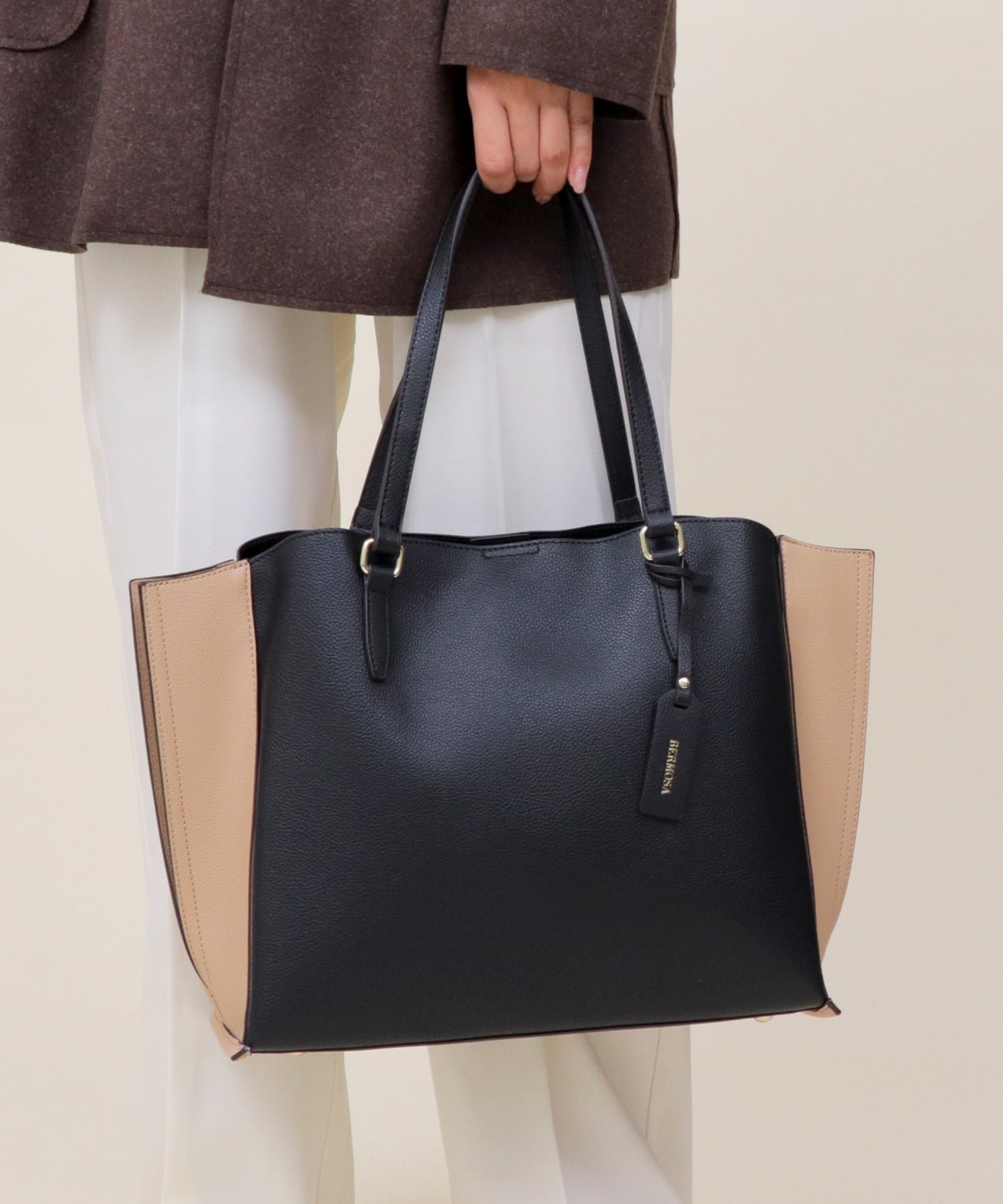 【ユナイテッド ベース/UNITED BASE】の【A4対応】3層タイプ フェイクレザー トートバッグ インテリア・キッズ・メンズ・レディースファッション・服の通販 founy(ファニー) 　ファッション　Fashion　レディースファッション　Fashion for Women　バッグ　Bags　シンプル　Simple, Minimal　財布　Wallet, Purse　フェイクレザー　Faux Leather, PU Leather　ポケット　Pocket, Pocket Detail　マグネット　Magnet, Magnetic Closure　おすすめ　Recommended / Our Picks　ビジネス 仕事 通勤　Business / Work / Commuting　ブラック×ベージュ|ID: prp329100004524765 ipo3291000000034610681