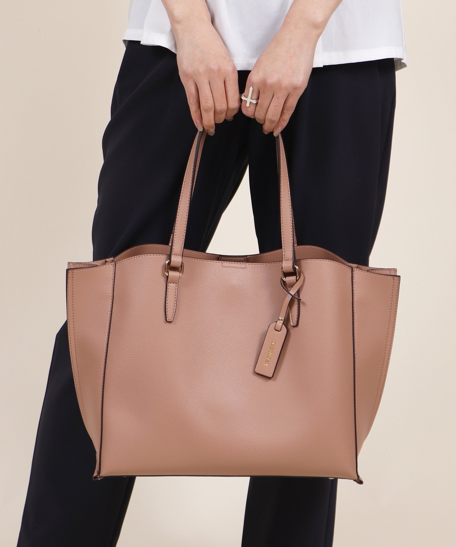 【ユナイテッド ベース/UNITED BASE】の【A4対応】3層タイプ フェイクレザー トートバッグ インテリア・キッズ・メンズ・レディースファッション・服の通販 founy(ファニー) 　ファッション　Fashion　レディースファッション　Fashion for Women　バッグ　Bags　シンプル　Simple, Minimal　財布　Wallet, Purse　フェイクレザー　Faux Leather, PU Leather　ポケット　Pocket, Pocket Detail　マグネット　Magnet, Magnetic Closure　おすすめ　Recommended / Our Picks　ビジネス 仕事 通勤　Business / Work / Commuting　ピンクベージュ|ID: prp329100004524765 ipo3291000000034610694