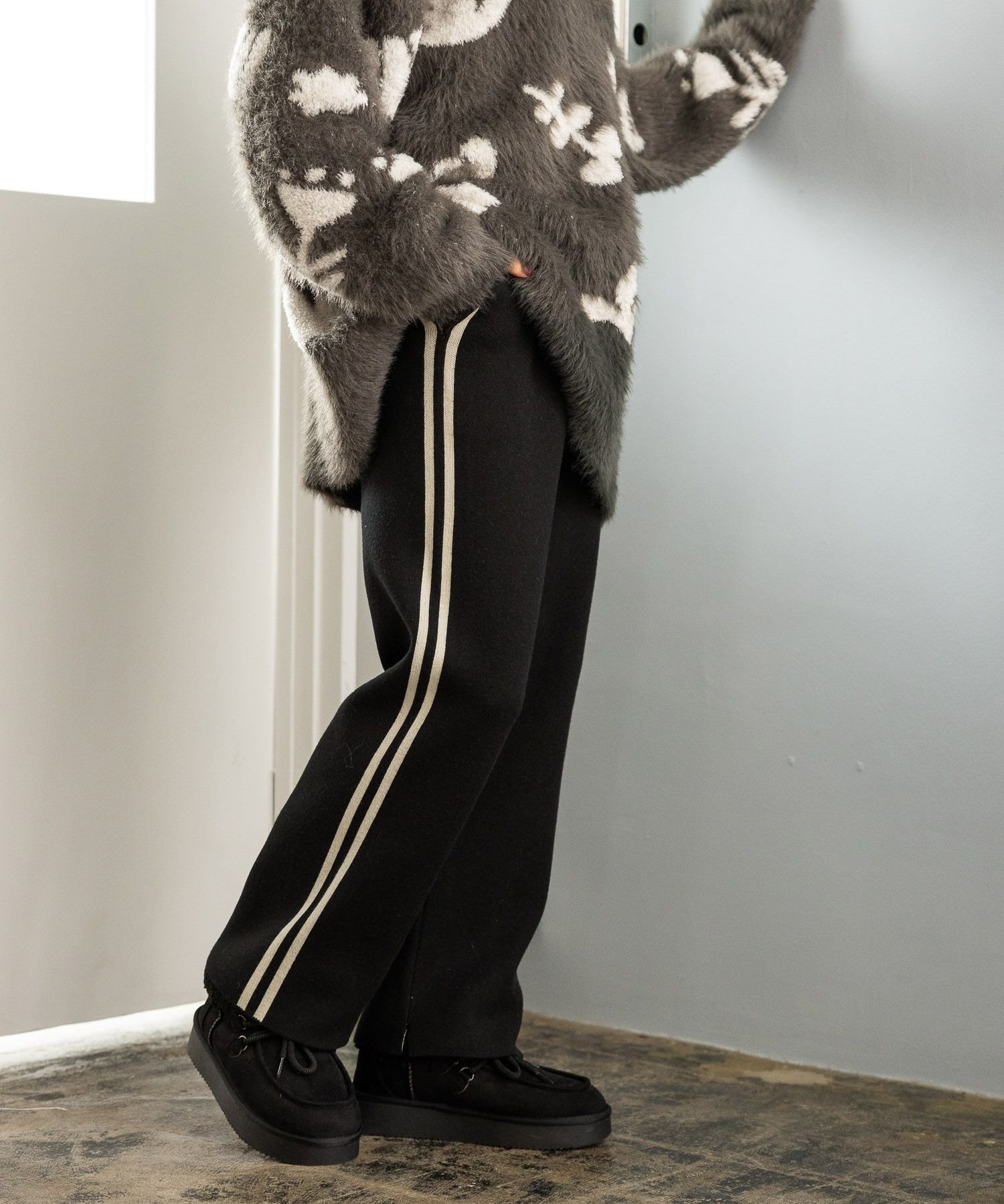 【ニコアンド/niko and】のなめらかタッチニットパンツ インテリア・キッズ・メンズ・レディースファッション・服の通販 founy(ファニー) 　ファッション　Fashion　レディースファッション　WOMEN　パンツ　Pants　おすすめ　Recommend　なめらか　Smooth　ストレート　Straight　ボトム　Bottom　リラックス　Relax　人気　Popularity　無地　Plain Color　ブラックサイドライン19|ID: prp329100004524943 ipo3291000000032005348