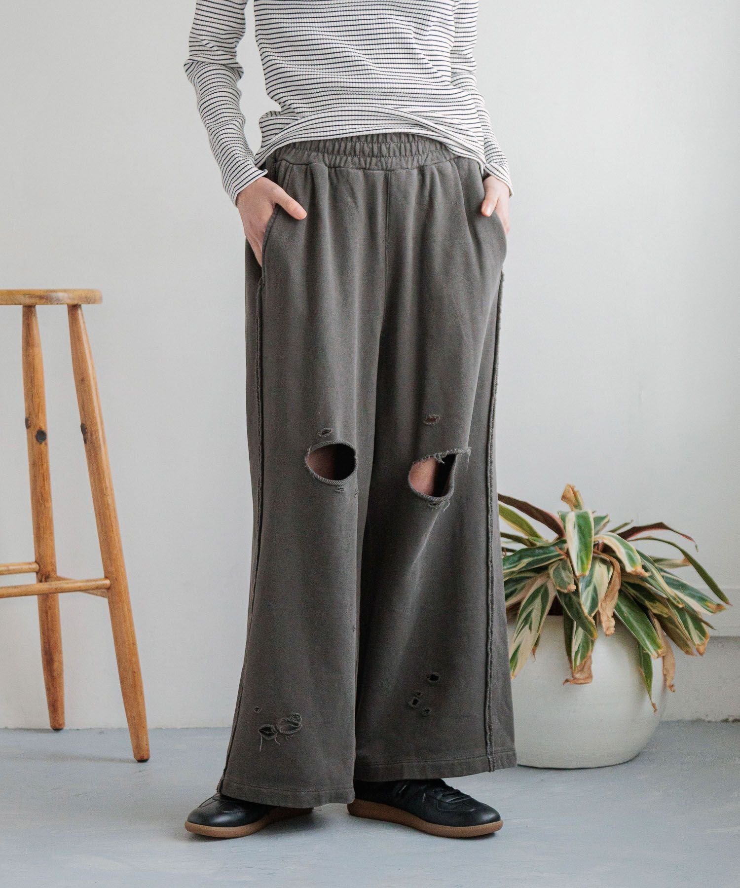 【ローリーズファーム/LOWRYS FARM】のリメイクスウェットワイドパンツ インテリア・キッズ・メンズ・レディースファッション・服の通販 founy(ファニー) 　ファッション　Fashion　レディースファッション　WOMEN　パンツ　Pants　おすすめ　Recommend　コンパクト　Compact　シンプル　Simple　ダメージ　Damage　バランス　Balance　リメイク　Remake　チャコールグレー|ID: prp329100004524998 ipo3291000000032005573