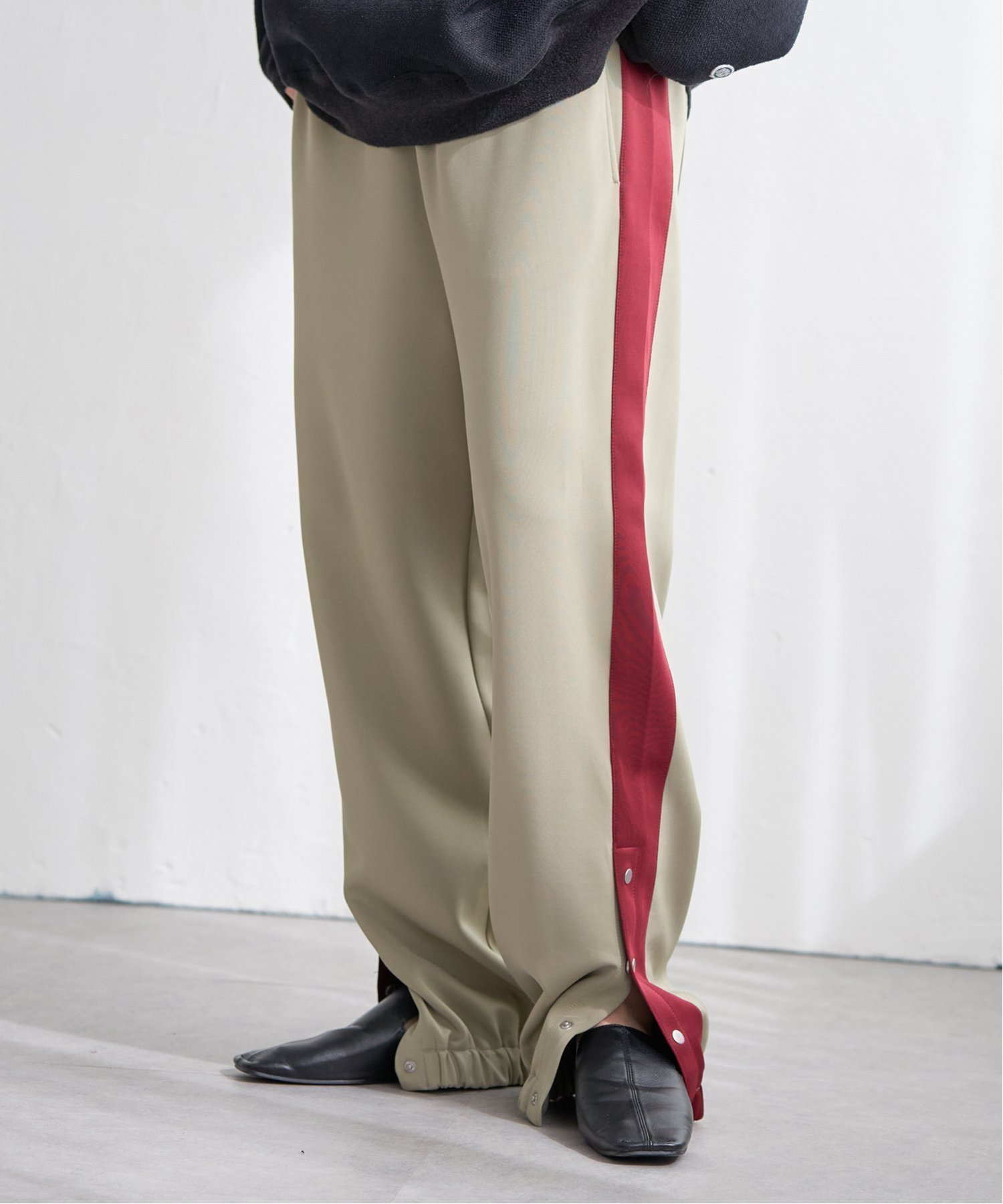 【ノッチ/notch】のサイドラインジャージパンツ インテリア・キッズ・メンズ・レディースファッション・服の通販 founy(ファニー) 　ファッション　Fashion　レディースファッション　WOMEN　パンツ　Pants　お家時間・ステイホーム　Home Time/Stay Home　スリット　Slit　トレンド　Trend　リラックス　Relax　ベージュ|ID: prp329100004525065 ipo3291000000032005890