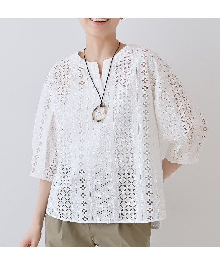 【インディヴィ/INDIVI】の【刺繍/レース】スラッシュネックブラウス インテリア・キッズ・メンズ・レディースファッション・服の通販 founy(ファニー) 　ファッション　Fashion　レディースファッション　Ladies' Fashion Online　トップス・カットソー　Tops/Tshirt　シャツ/ブラウス　Shirts/Blouses　おすすめ　Recommend　デニム　Denim　ブライト　Bright　ブロード　Broad　レース　Race　ホワイト|ID: prp329100004525533 ipo3291000000032682858