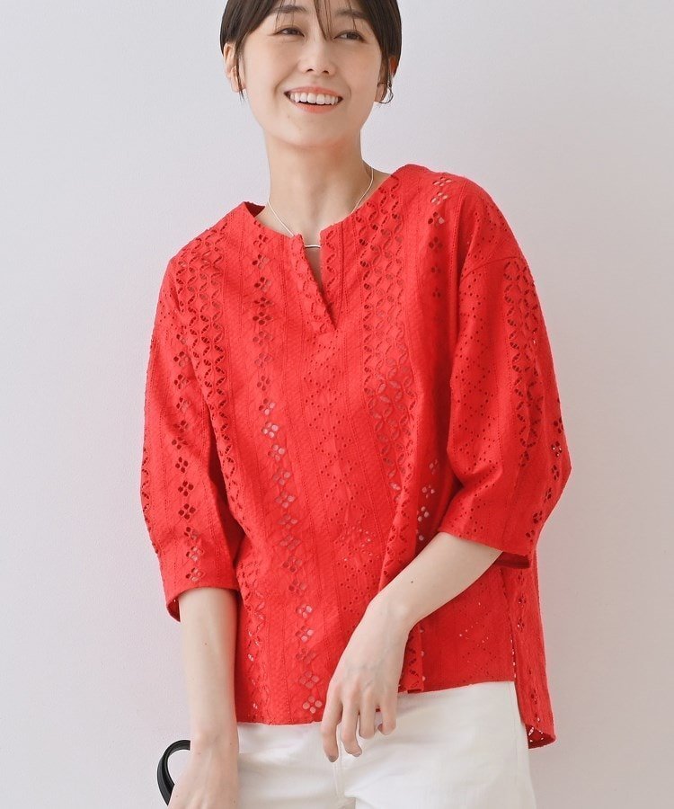 【インディヴィ/INDIVI】の【刺繍/レース】スラッシュネックブラウス インテリア・キッズ・メンズ・レディースファッション・服の通販 founy(ファニー) 　ファッション　Fashion　レディースファッション　Ladies' Fashion Online　トップス・カットソー　Tops/Tshirt　シャツ/ブラウス　Shirts/Blouses　おすすめ　Recommend　デニム　Denim　ブライト　Bright　ブロード　Broad　レース　Race　レッド|ID: prp329100004525533 ipo3291000000032682861