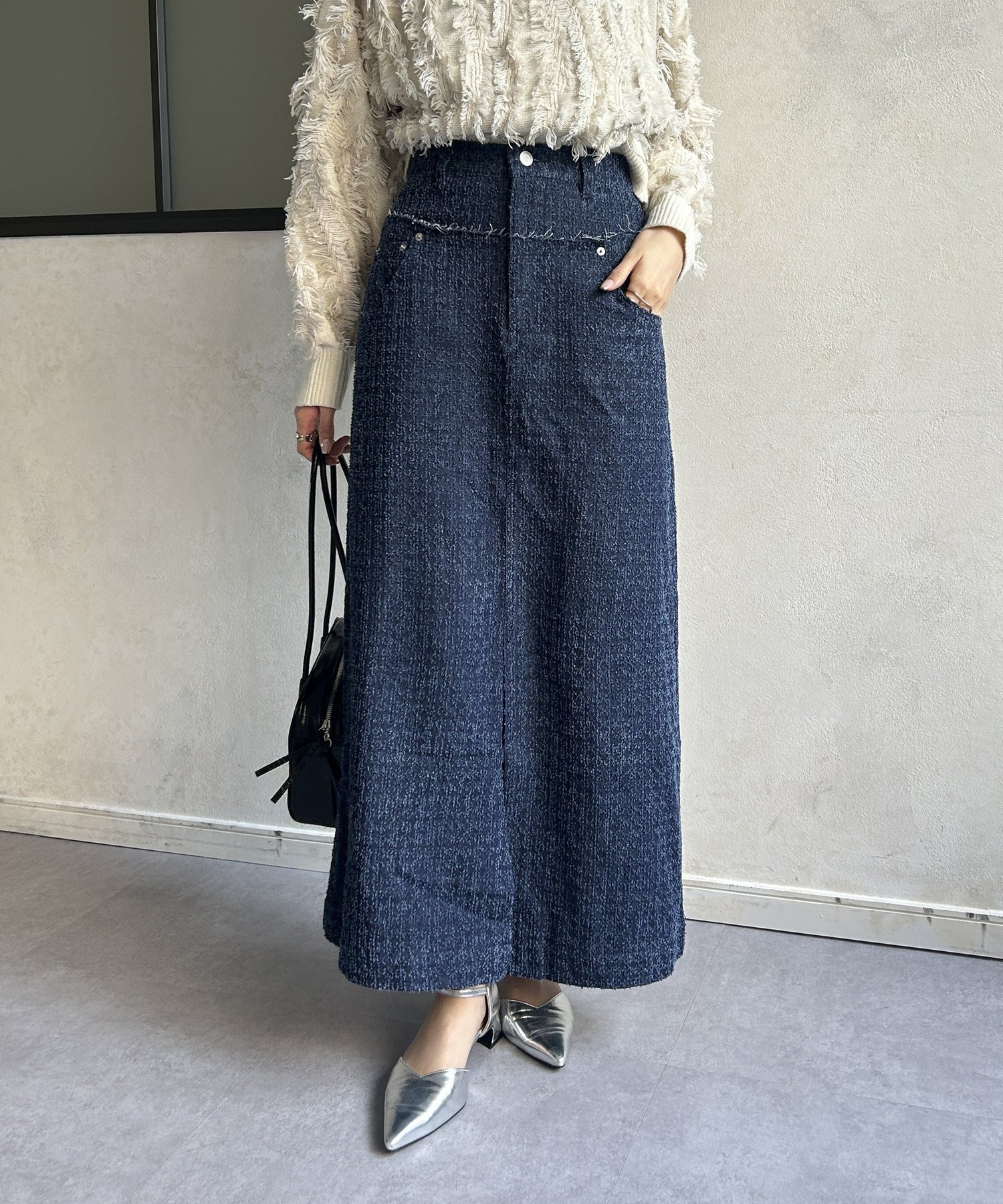 【ゼヴォン/Thevon】のジャガードデニム切替ストレートスカート インテリア・キッズ・メンズ・レディースファッション・服の通販 founy(ファニー) 　ファッション　Fashion　レディースファッション　WOMEN　スカート　Skirt　2025年　2025　2025春夏・S/S　Ss,Spring/Summer,2025　おすすめ　Recommend　カットオフ　Cut Off　カットソー　Cut And Sew　クロップド　Cropped　ストレート　Straight　スリット　Slit　センター　Center　デニム　Denim　トレンド　Trend　切替　Switching　インディゴブルー|ID: prp329100004525718 ipo3291000000032008693