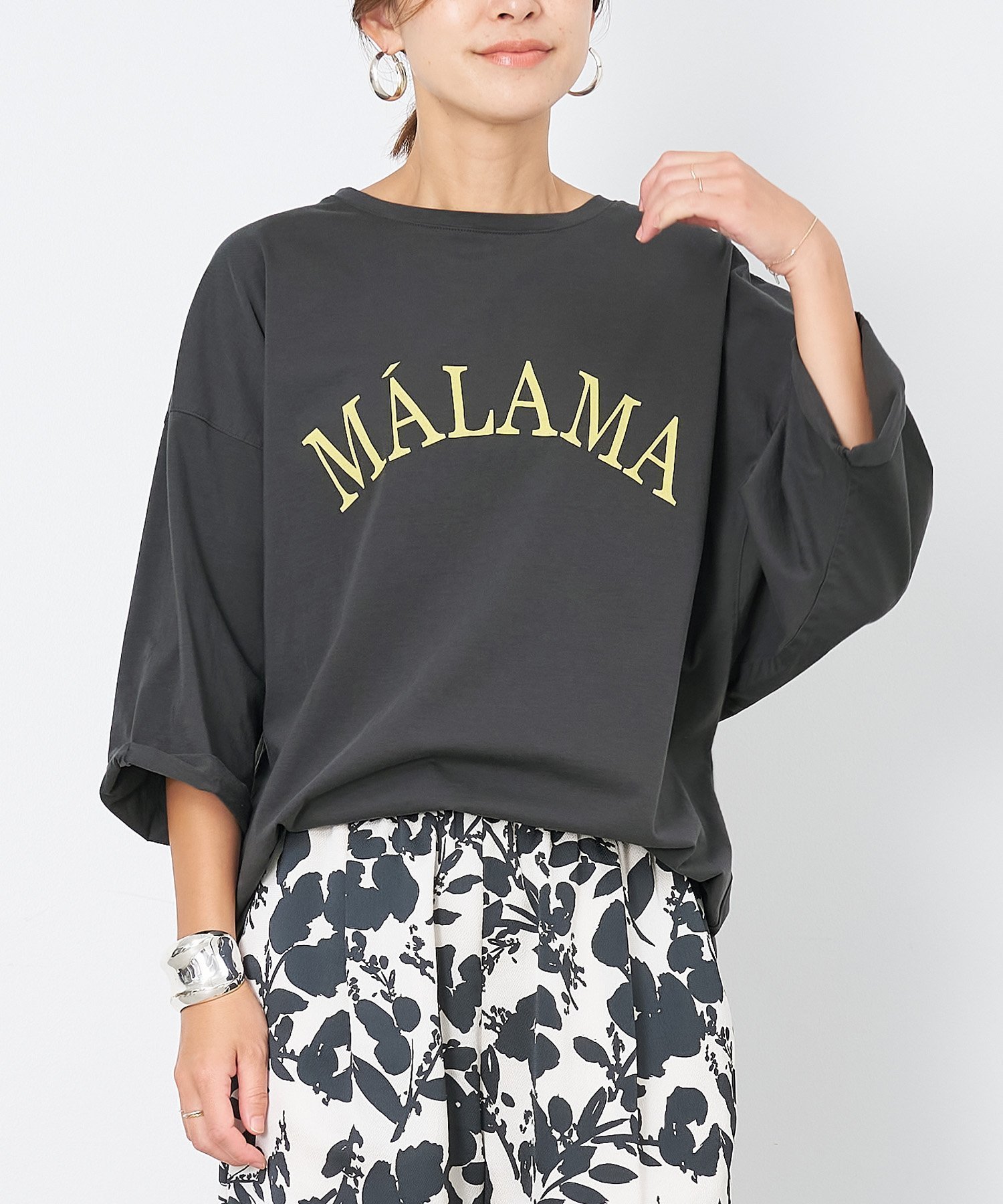 【マイカ ディール/MICA & DEAL】のMALAMA ロゴプリントプルオーバー インテリア・キッズ・メンズ・レディースファッション・服の通販 founy(ファニー) 　ファッション　Fashion　レディースファッション　WOMEN　トップス・カットソー　Tops/Tshirt　プルオーバー　Pullover　今季　This Season　シルク　Silk　プリント　Print　CHARCOAL|ID: prp329100004525853 ipo3291000000032009270