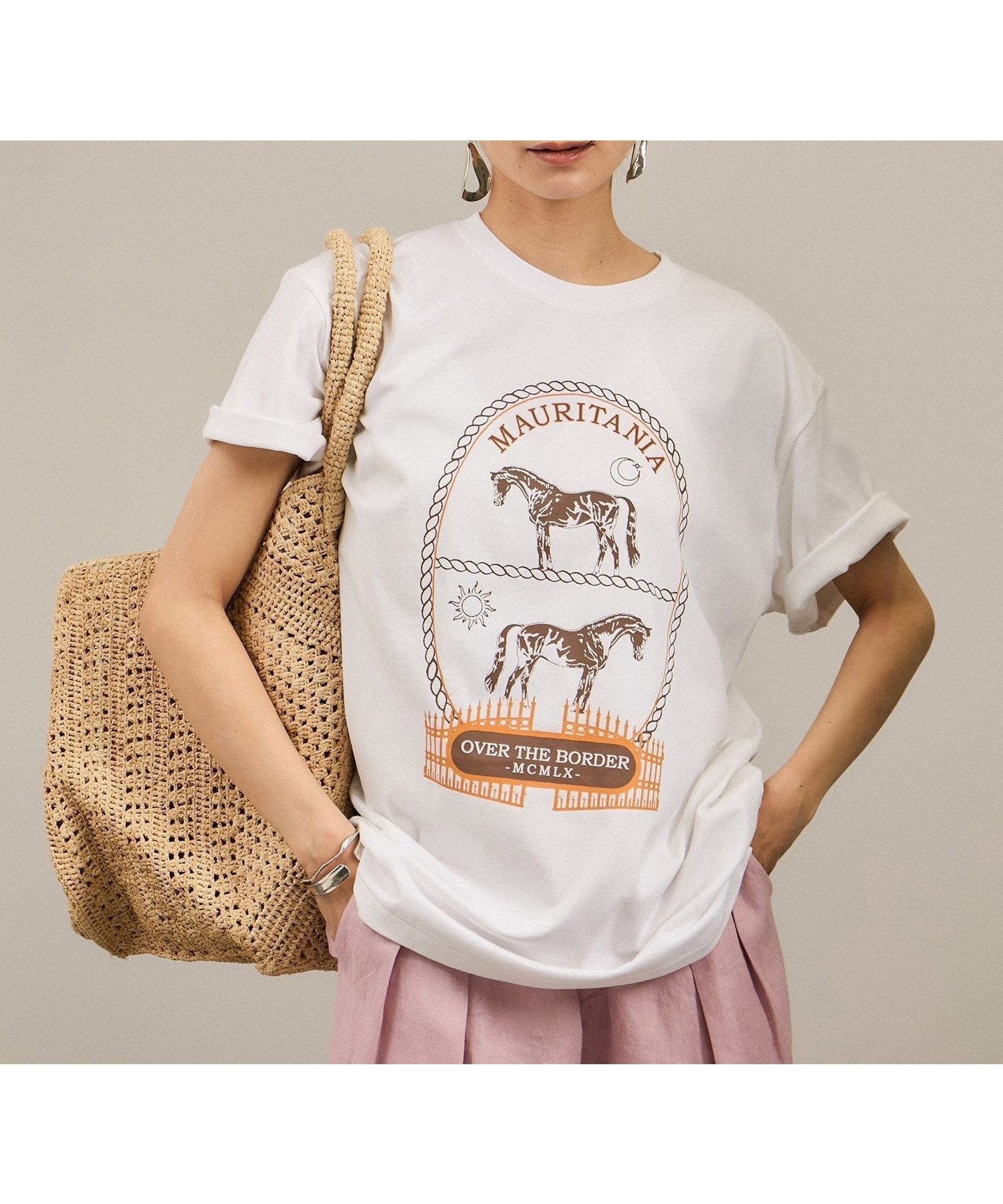 【サロン アダム エ ロペ/SALON adam et rope'】のOver the Border グラフィックプリントTEE / レタリングTシャツ インテリア・キッズ・メンズ・レディースファッション・服の通販 founy(ファニー) 　ファッション　Fashion　レディースファッション　WOMEN　トップス・カットソー　Tops/Tshirt　シャツ/ブラウス　Shirts/Blouses　ロング / Tシャツ　T-Shirts　グラフィック　Graphic　シルケット　Mercerization　ジャケット　Jacket　プリント　Print　ボトム　Bottom　今季　This Season　ホワイト(10)|ID: prp329100004526062 ipo3291000000032240437