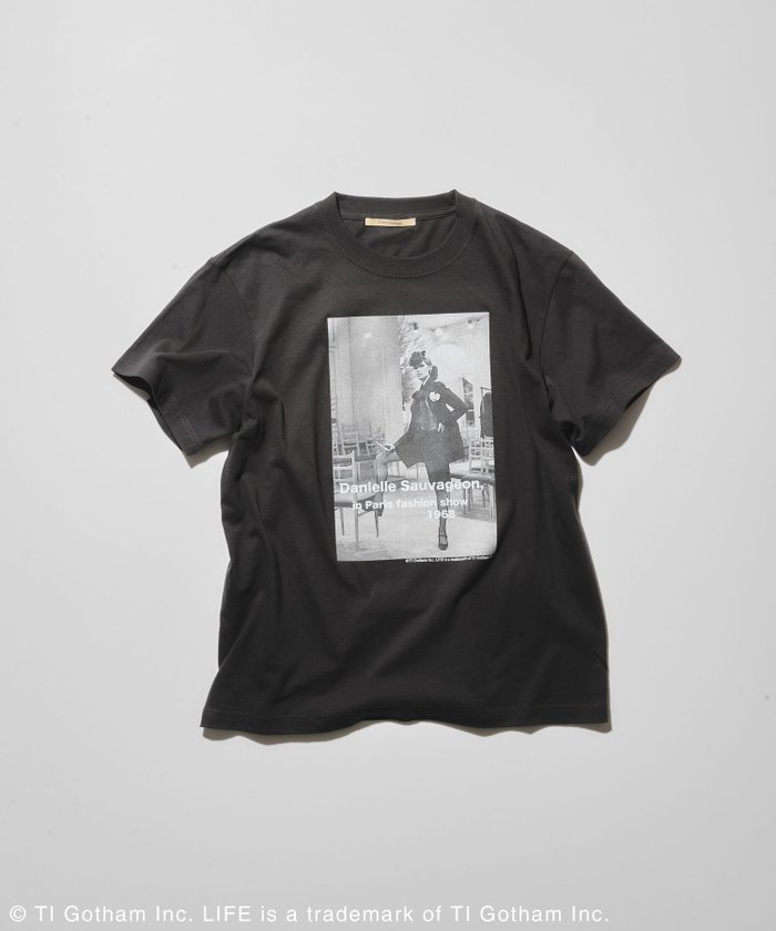 【カレンソロジー/Curensology】の【LIFE PICTURE COLLECTION】別注SLTシャツ(タテ) インテリア・キッズ・メンズ・レディースファッション・服の通販 founy(ファニー) https://founy.com/ ファッション Fashion レディースファッション WOMEN トップス・カットソー Tops/Tshirt シャツ/ブラウス Shirts/Blouses ロング / Tシャツ T-Shirts アクセサリー Accessories インナー Inner エレガント 上品 Elegant ヴィンテージ Vintage 春 Spring 洗える Washable カットソー Cut And Sew キャラクター Character グラフィック Graphic コレクション Collection シンプル Simple ジャケット Jacket スペシャル Special スリーブ Sleeve 雑誌 Magazine フロント Front プリント Print 別注 Special Order モノトーン Monotone ロング Long おすすめ Recommend 夏 Summer |ID: prp329100004526168 ipo3291000000032010616