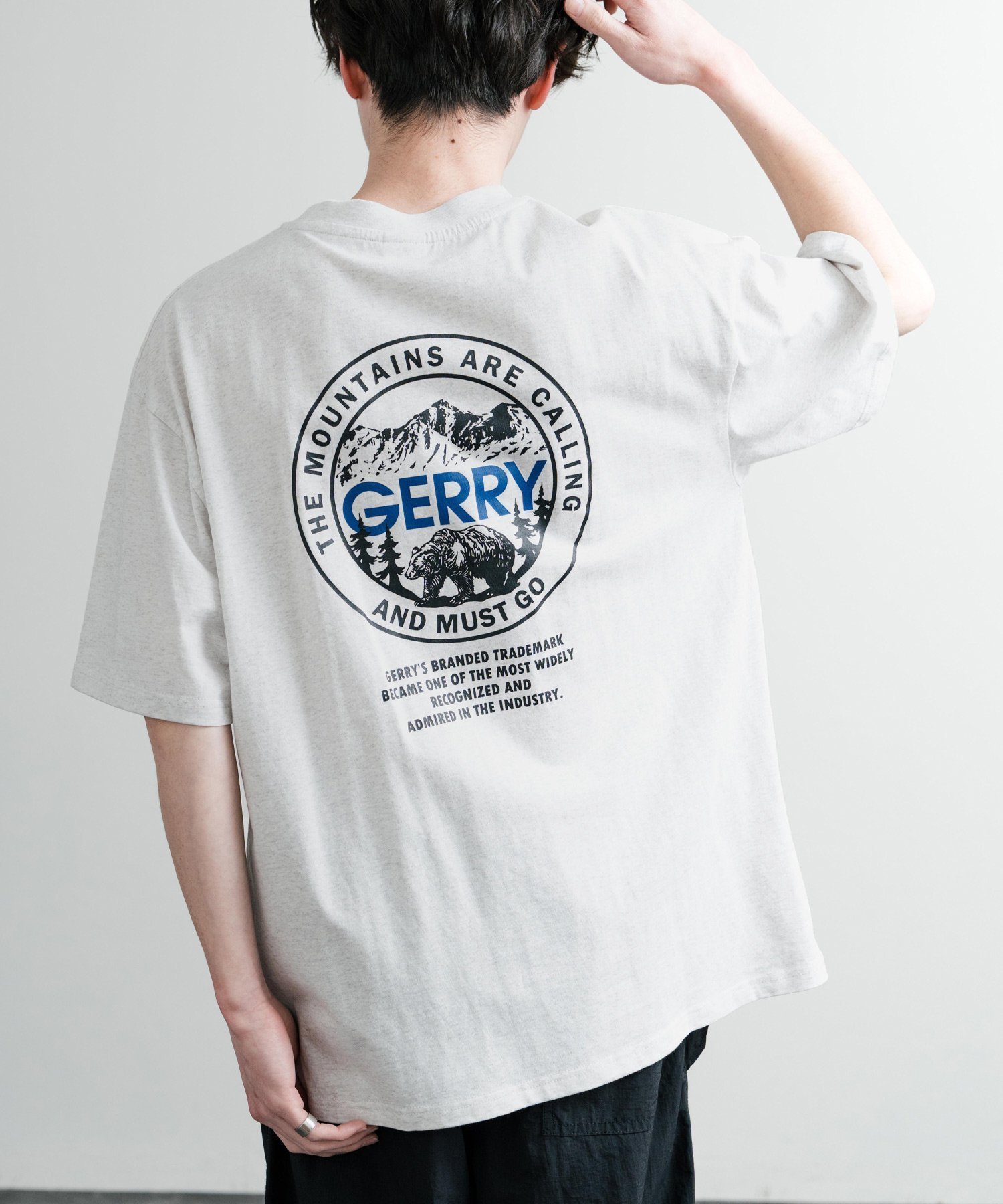 【ロッキーモンロー/Rocky Monroe】のGERRY ワンポイントロゴ刺繍バックプリント半袖Tシャツ インテリア・キッズ・メンズ・レディースファッション・服の通販 founy(ファニー) 　ファッション　Fashion　レディースファッション　WOMEN　トップス・カットソー　Tops/Tshirt　シャツ/ブラウス　Shirts/Blouses　ロング / Tシャツ　T-Shirts　バッグ　Bag　アウトドア　Outdoor　スラックス　Slacks　デニム　Denim　トレンド　Trend　バランス　Balance　パターン　Pattern　プリント　Print　ベーシック　Basic　半袖　Short Sleeve　メンズ　Mens　リラックス　Relax　ロング　Long　ワイド　Wide　ワンポイント　One Point　再入荷　Restock/Back In Stock/Re Arrival　おすすめ　Recommend　C3.A/グレー|ID: prp329100004526185 ipo3291000000032371360