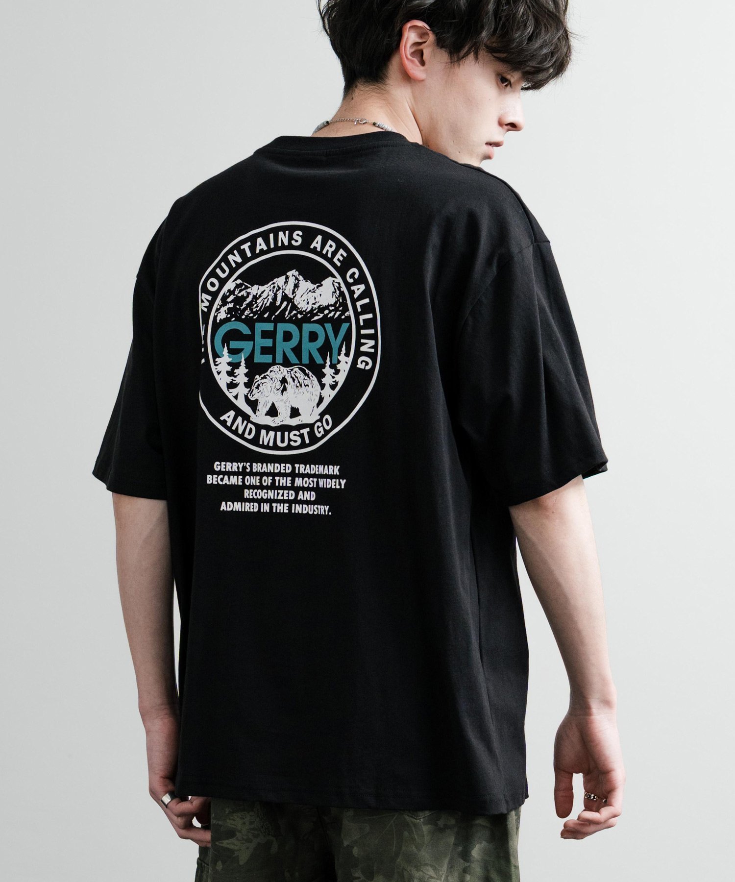【ロッキーモンロー/Rocky Monroe】のGERRY ワンポイントロゴ刺繍バックプリント半袖Tシャツ インテリア・キッズ・メンズ・レディースファッション・服の通販 founy(ファニー) 　ファッション　Fashion　レディースファッション　WOMEN　トップス・カットソー　Tops/Tshirt　シャツ/ブラウス　Shirts/Blouses　ロング / Tシャツ　T-Shirts　バッグ　Bag　アウトドア　Outdoor　スラックス　Slacks　デニム　Denim　トレンド　Trend　バランス　Balance　パターン　Pattern　プリント　Print　ベーシック　Basic　半袖　Short Sleeve　メンズ　Mens　リラックス　Relax　ロング　Long　ワイド　Wide　ワンポイント　One Point　再入荷　Restock/Back In Stock/Re Arrival　おすすめ　Recommend　C4.ブラック|ID: prp329100004526185 ipo3291000000032371362