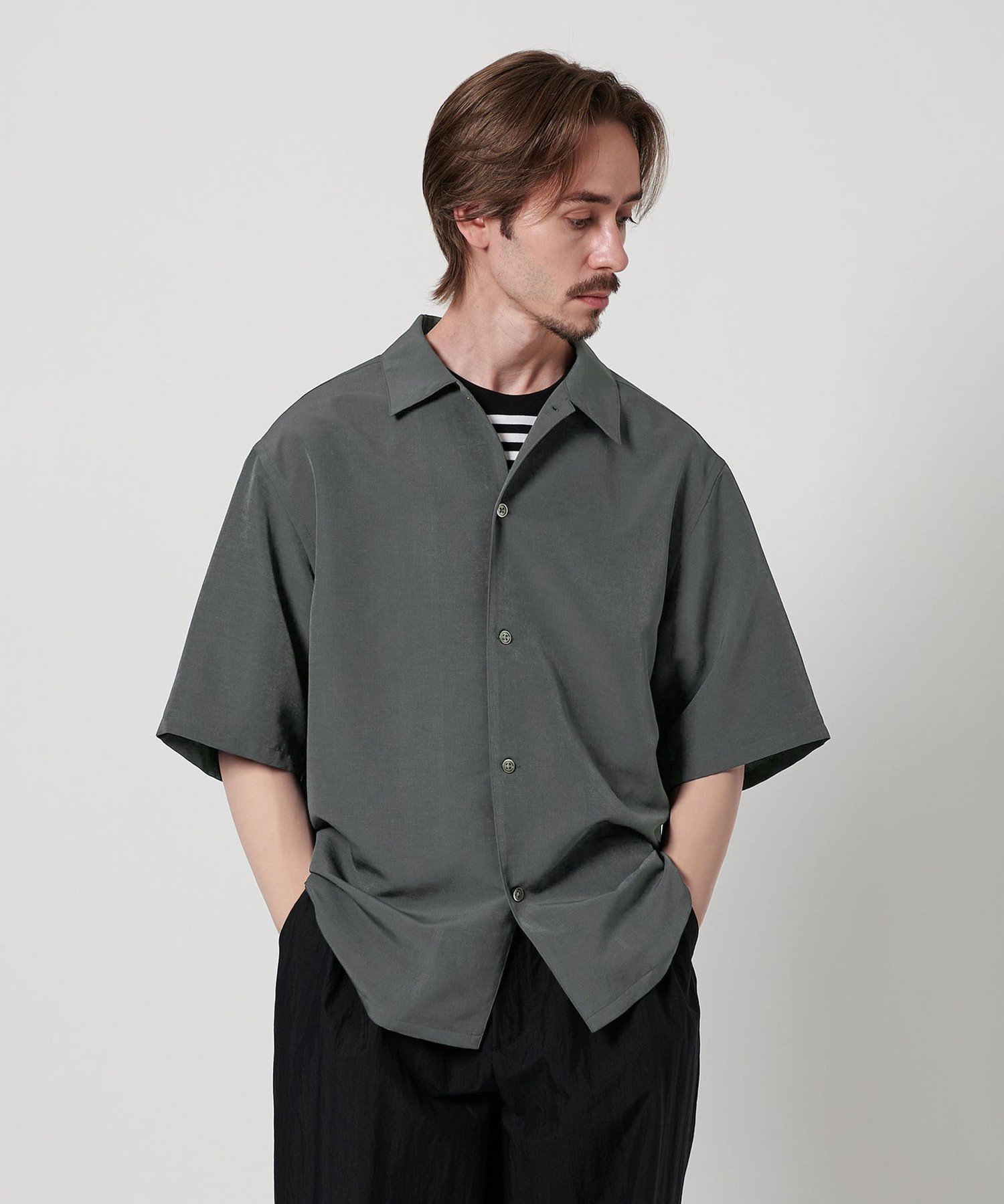 【ビューティ&ユース ユナイテッドアローズ/BEAUTY&YOUTH / UNITED ARROWS / MEN】のシルキータッチ キャンプカラー フォルム シャツ インテリア・キッズ・メンズ・レディースファッション・服の通販 founy(ファニー) 　ファッション　Fashion　メンズファッション　Fashion for Men　インナー　Innerwear　ショーツ　Shorts, Short Pants　シルク　Silk, 100% Silk　スタンダード　Standard, Basic　スラックス　Slacks, Dress Pants　トラベル　Travel, Travel Gear　トレンド　Trend, Trending Now　バランス　Balance, Style Balance　フォルム　Silhouette, Form　ベーシック　Basic, Essential　半袖　Short Sleeve, Half Sleeve　モダン　Modern, Contemporary　ワイド　Wide, Wide Fit　おすすめ　Recommended / Our Picks　夏　Summer　旅行　Travel　エレガント 上品　Elegant　DK.GRAY|ID: prp329100004526289 ipo3291000000032627783