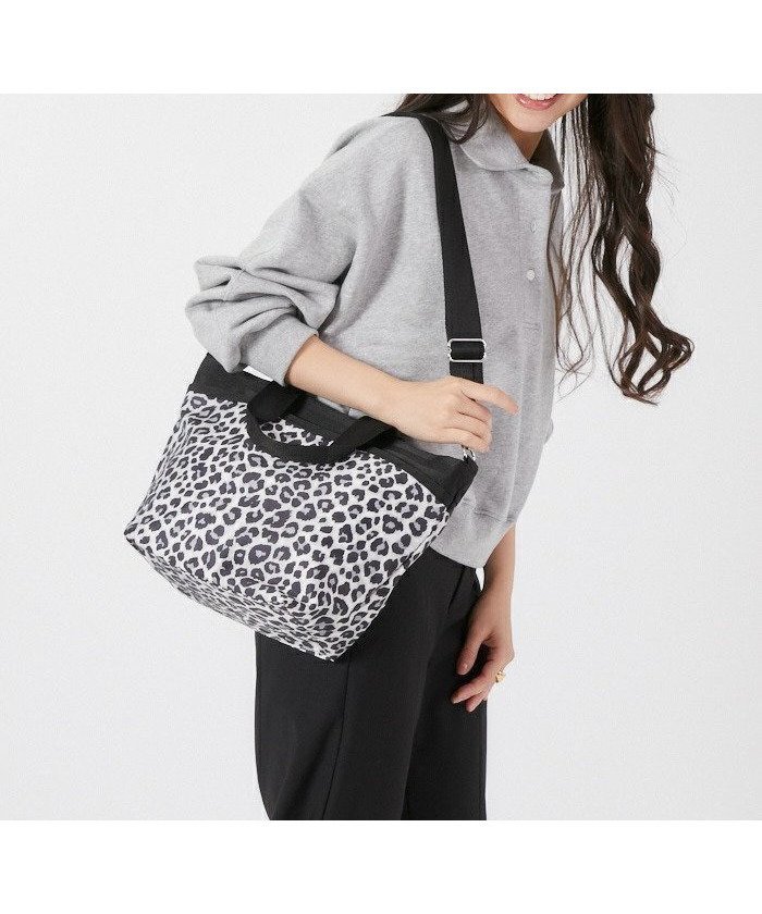 【レスポートサック/LeSportsac】の【公式】レスポートサック トートバッグ 1116HC19 LeSportsac インテリア・キッズ・メンズ・レディースファッション・服の通販 founy(ファニー) https://founy.com/ ファッション Fashion レディースファッション WOMEN バッグ Bag スポーツウェア Sportswear スポーツ バッグ/ポーチ Sports Bag/Pouch おすすめ Recommend ポケット Pocket モノトーン Monotone レオパード Leopard 財布 Wallet |ID: prp329100004526361 ipo3291000000032011487