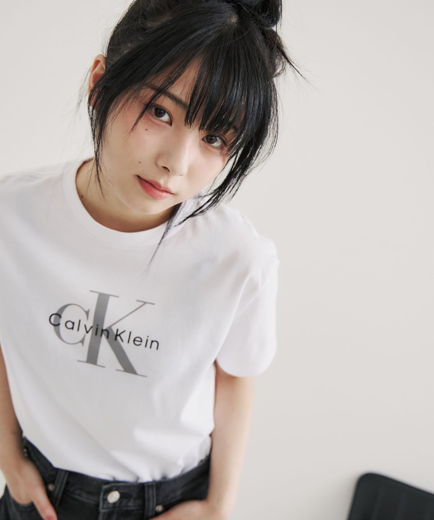 【カルバンクライン/Calvin Klein】の【公式ショップ】 カルバンクライン クラッシック モノロゴ クルーネック Tシャツ Calvin Klein Jeans 47B864G インテリア・キッズ・メンズ・レディースファッション・服の通販 founy(ファニー) 　ファッション　Fashion　レディースファッション　WOMEN　トップス・カットソー　Tops/Tshirt　シャツ/ブラウス　Shirts/Blouses　ロング / Tシャツ　T-Shirts　グラフィック　Graphic　ショート　Short　ジャケット　Jacket　スリーブ　Sleeve　デニム　Denim　モノトーン　Monotone　定番　Standard　Brilliant White|ID: prp329100004526390 ipo3291000000032317372