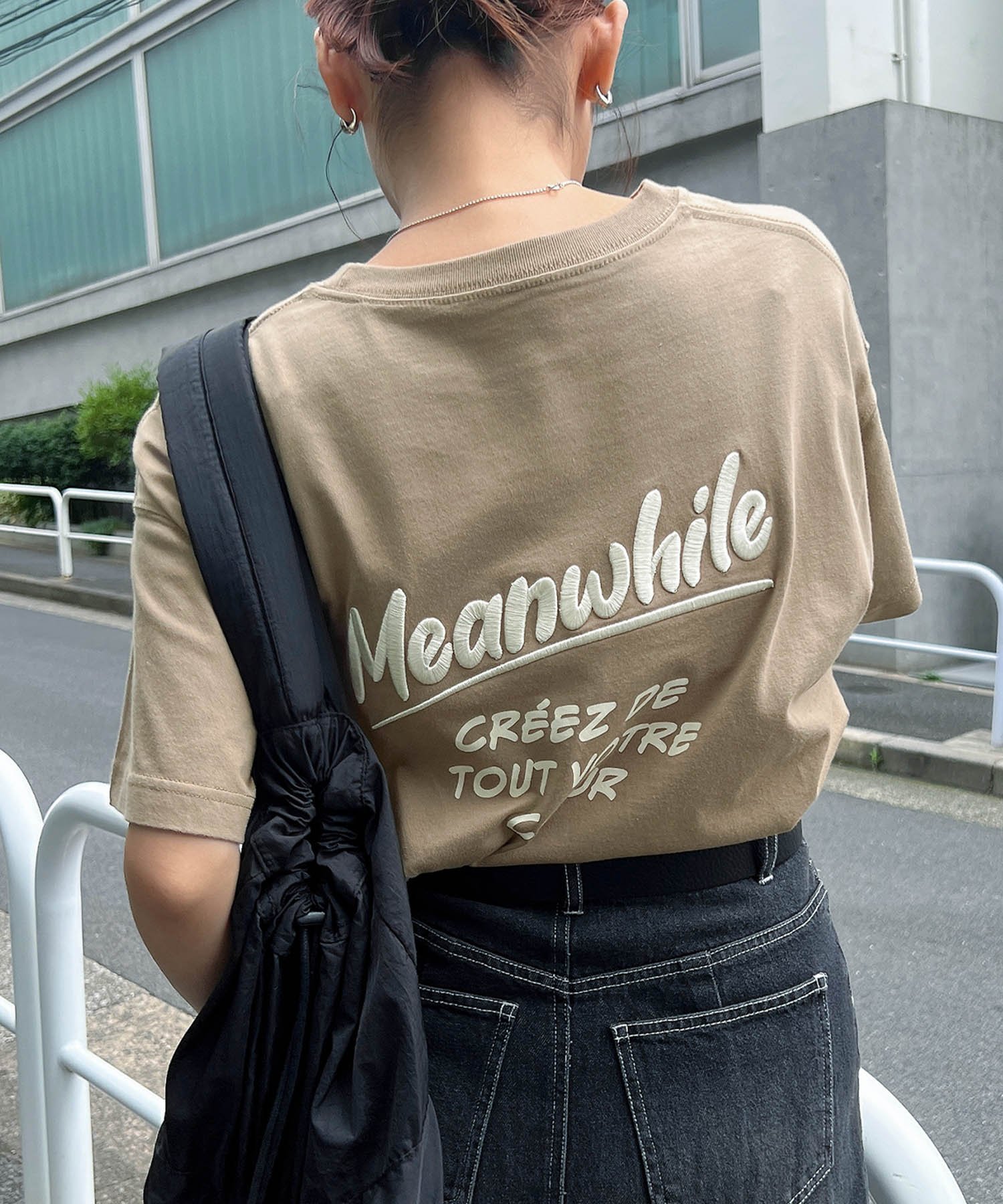 【アンドミー/andme】のプリント ロゴ 刺繍 エンブロイダリー 半袖 Tシャツ インテリア・キッズ・メンズ・レディースファッション・服の通販 founy(ファニー) 　ファッション　Fashion　レディースファッション　Fashion for Women　トップス・カットソー　Cut & Sew Tops　シャツ・ブラウス・オフィスカジュアル　Elegant Blouses & Button-Ups　ロングTシャツ・Tシャツ　Longline T-Shirts & Tees　おすすめ　Recommended / Our Picks　エンブロイダリー　Embroidery Design　プリント　Print, Printed Pattern　ベーシック　Basic, Essential　ワンポイント　One Point, Statement Accent　人気　Popular, Best Seller　半袖　Short Sleeve, Half Sleeve　ベージュ|ID: prp329100004526404 ipo3291000000033504779