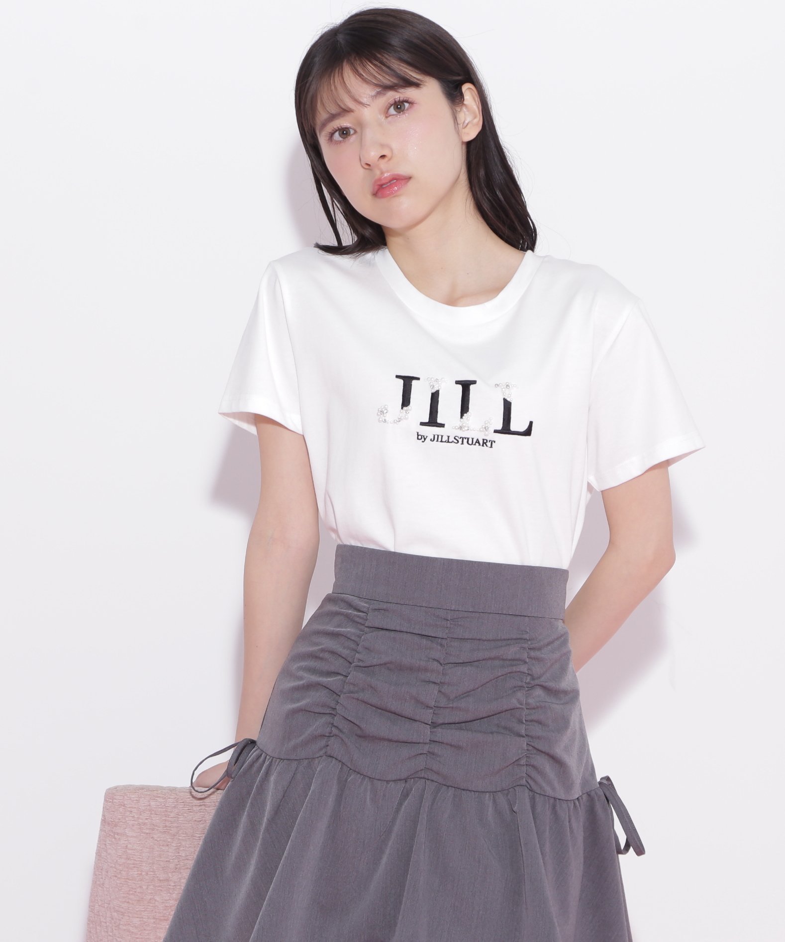 【ジルバイジルスチュアート/JILL by JILLSTUART】のオーガニックコットンビジューロゴTシャツ インテリア・キッズ・メンズ・レディースファッション・服の通販 founy(ファニー) 　ファッション　Fashion　レディースファッション　Fashion for Women　トップス・カットソー　Cut & Sew Tops　シャツ・ブラウス・オフィスカジュアル　Elegant Blouses & Button-Ups　ロングTシャツ・Tシャツ　Longline T-Shirts & Tees　パール　Pearl, Pearl Accent　人気　Popular, Best Seller　定番　Standard, Basic Item　ホワイト|ID: prp329100004526434 ipo3291000000033675053