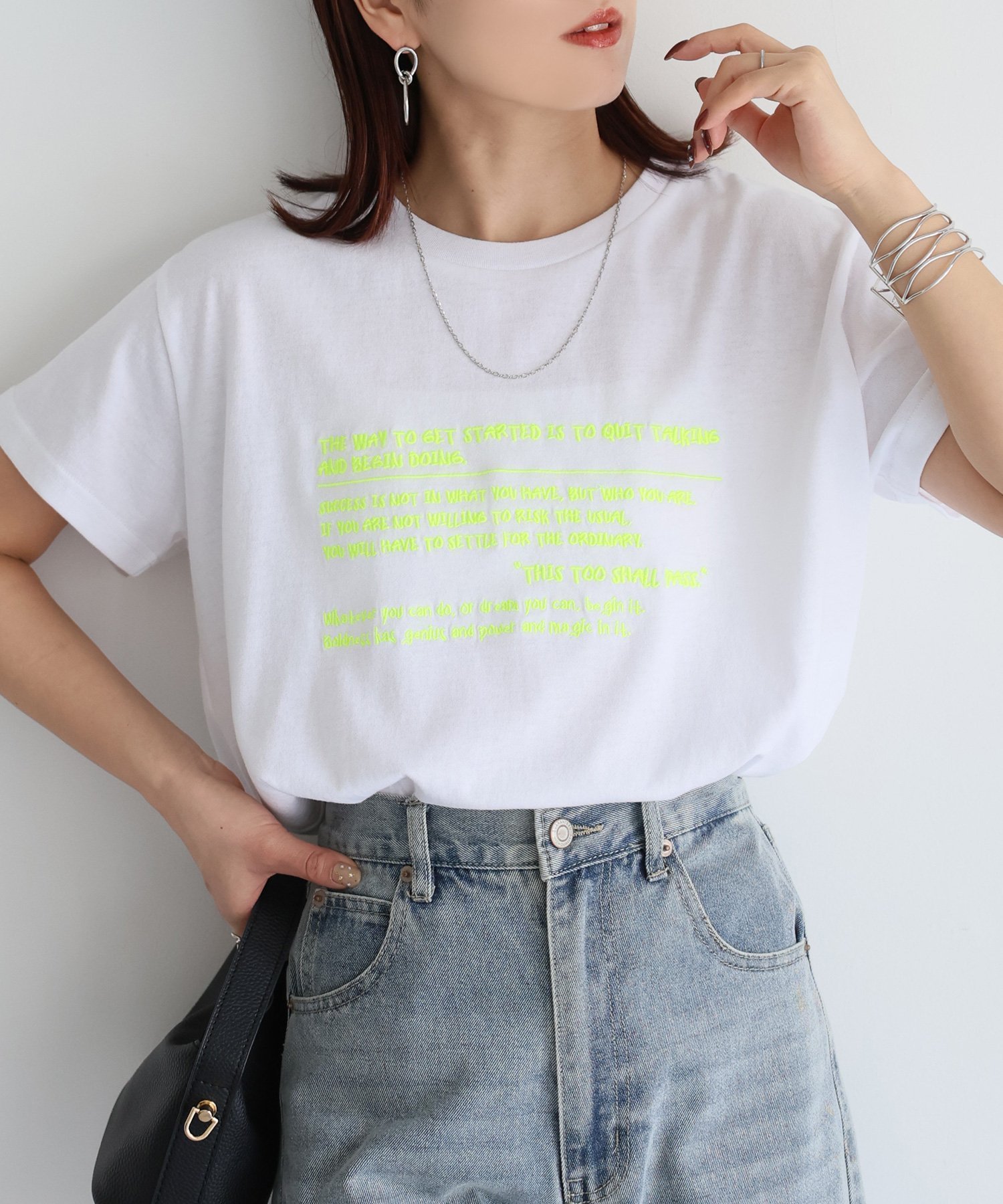 【リベリー/Riberry】の手書き風ロゴ刺繍デザインTシャツ インテリア・キッズ・メンズ・レディースファッション・服の通販 founy(ファニー) 　ファッション　Fashion　レディースファッション　WOMEN　トップス・カットソー　Tops/Tshirt　シャツ/ブラウス　Shirts/Blouses　ロング / Tシャツ　T-Shirts　インナー　Inner　キャップ　Cap　シンプル　Simple　デニム　Denim　トレンド　Trend　バルーン　Balloon　プリント　Print　半袖　Short Sleeve　マーメイド　Mermaid　メガネ　Glasses　ルーズ　Loose　ワイド　Wide　おすすめ　Recommend　夏　Summer　オフホワイト|ID: prp329100004526443 ipo3291000000032201545