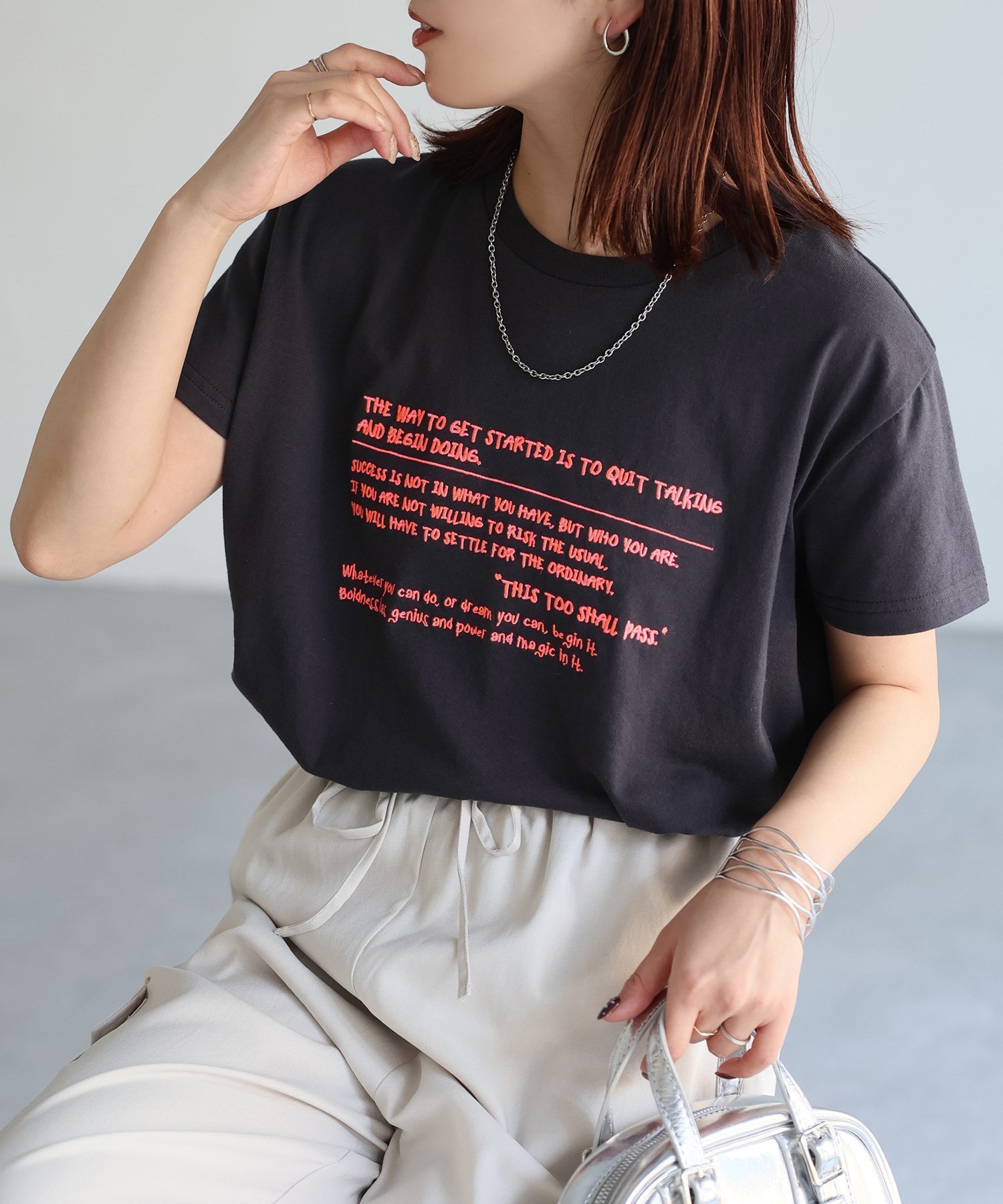 【リベリー/Riberry】の手書き風ロゴ刺繍デザインTシャツ インテリア・キッズ・メンズ・レディースファッション・服の通販 founy(ファニー) 　ファッション　Fashion　レディースファッション　WOMEN　トップス・カットソー　Tops/Tshirt　シャツ/ブラウス　Shirts/Blouses　ロング / Tシャツ　T-Shirts　インナー　Inner　キャップ　Cap　シンプル　Simple　デニム　Denim　トレンド　Trend　バルーン　Balloon　プリント　Print　半袖　Short Sleeve　マーメイド　Mermaid　メガネ　Glasses　ルーズ　Loose　ワイド　Wide　おすすめ　Recommend　夏　Summer　チャコールグレー|ID: prp329100004526443 ipo3291000000032201549