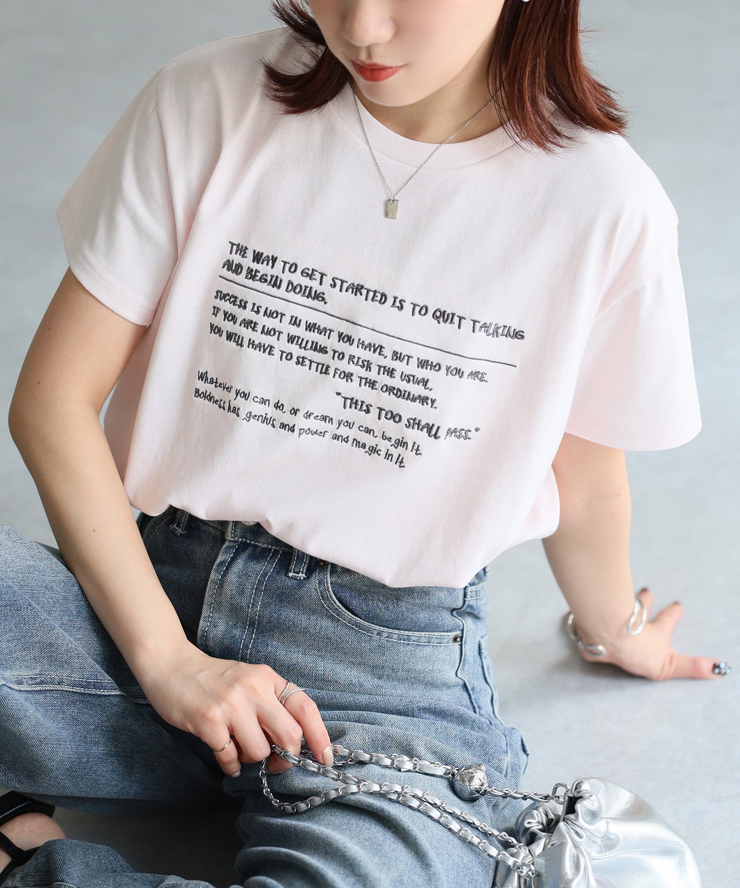【リベリー/Riberry】の手書き風ロゴ刺繍デザインTシャツ インテリア・キッズ・メンズ・レディースファッション・服の通販 founy(ファニー) 　ファッション　Fashion　レディースファッション　WOMEN　トップス・カットソー　Tops/Tshirt　シャツ/ブラウス　Shirts/Blouses　ロング / Tシャツ　T-Shirts　インナー　Inner　キャップ　Cap　シンプル　Simple　デニム　Denim　トレンド　Trend　バルーン　Balloon　プリント　Print　半袖　Short Sleeve　マーメイド　Mermaid　メガネ　Glasses　ルーズ　Loose　ワイド　Wide　おすすめ　Recommend　夏　Summer　ピンク|ID: prp329100004526443 ipo3291000000032201552