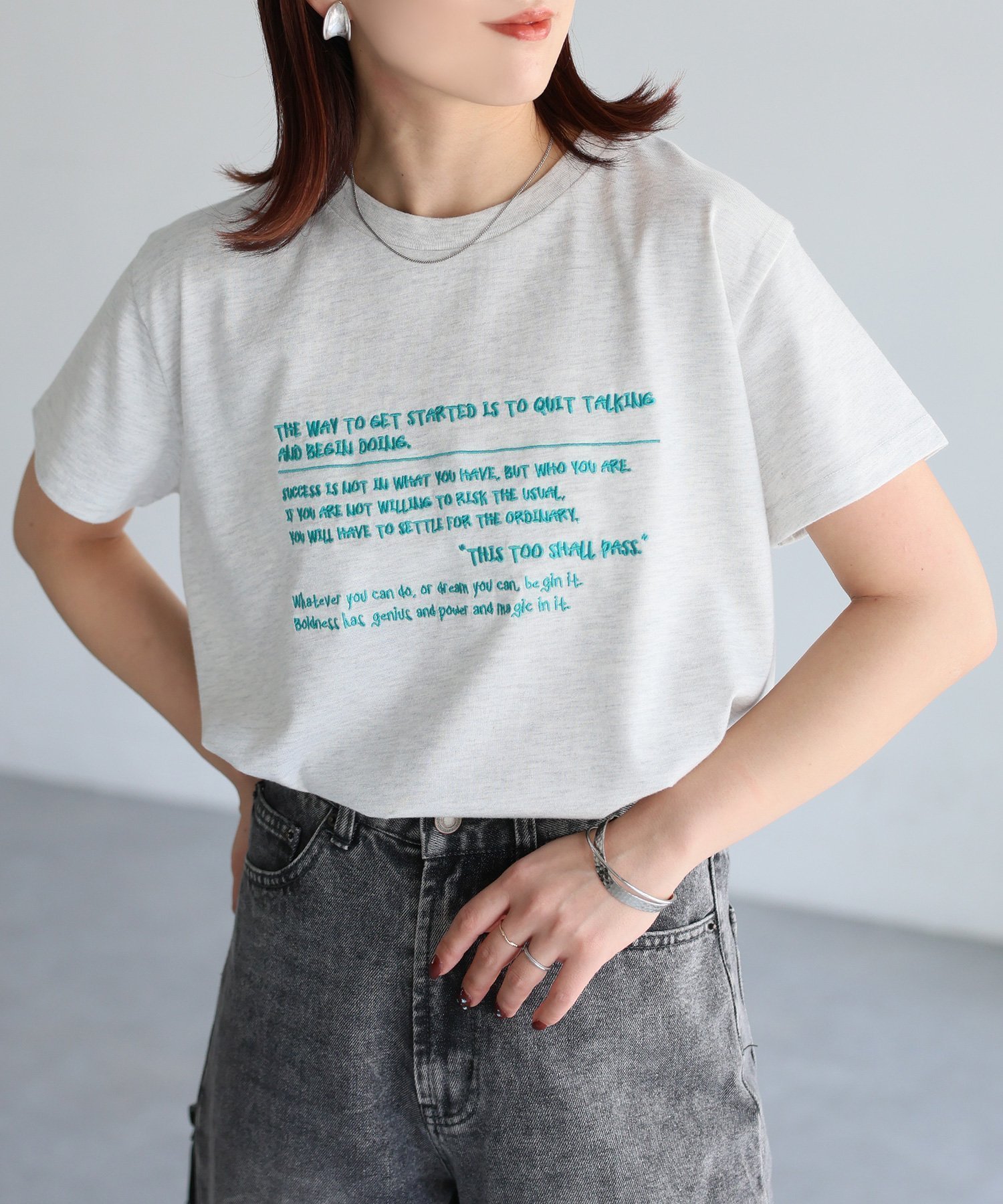 【リベリー/Riberry】の手書き風ロゴ刺繍デザインTシャツ インテリア・キッズ・メンズ・レディースファッション・服の通販 founy(ファニー) 　ファッション　Fashion　レディースファッション　Fashion for Women　トップス・カットソー　Cut & Sew Tops　シャツ・ブラウス・オフィスカジュアル　Elegant Blouses & Button-Ups　ロングTシャツ・Tシャツ　Longline T-Shirts & Tees　インナー　Innerwear　キャップ　Cap, Baseball Cap　シンプル　Simple, Minimal　デニム　Denim, Jeans Material　トレンド　Trend, Trending Now　バルーン　Balloon, Balloon Silhouette　プリント　Print, Printed Pattern　半袖　Short Sleeve, Half Sleeve　マーメイド　Mermaid, Fishtail Silhouette　メガネ　Glasses, Eyewear　ルーズ　Loose, Oversized　ワイド　Wide, Wide Fit　おすすめ　Recommended / Our Picks　夏　Summer　オートミール|ID: prp329100004526443 ipo3291000000033251690
