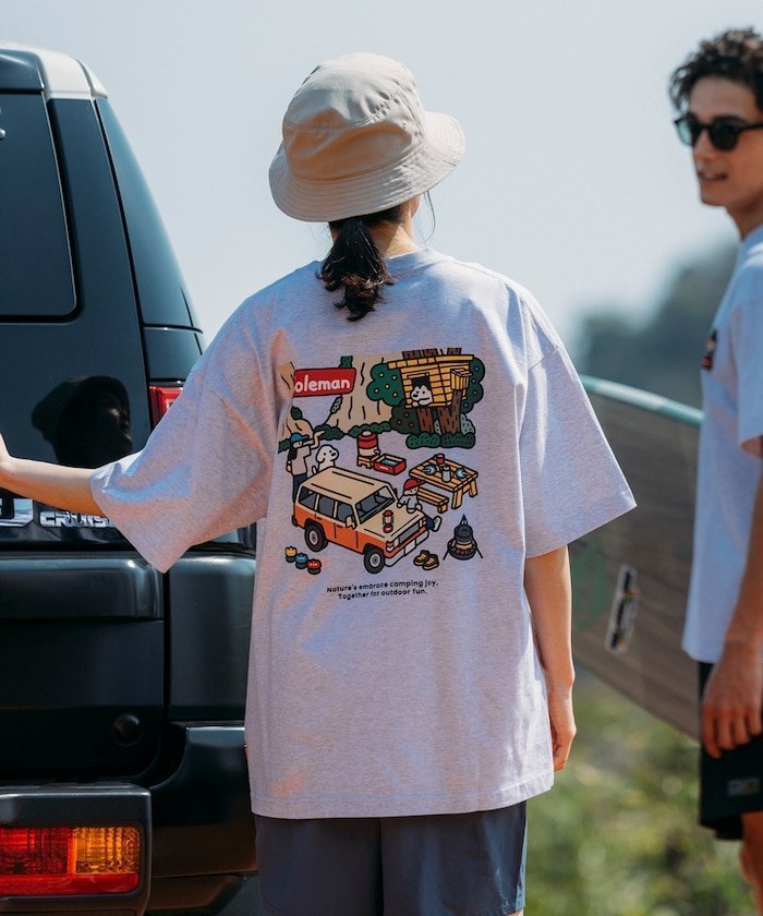 【フリークスストア/FREAK'S STORE】の別注 コールマン matsui rocky camping SS TEE バックプリント 半袖T 25SS インテリア・キッズ・メンズ・レディースファッション・服の通販 founy(ファニー) 　ファッション　Fashion　レディースファッション　Fashion for Women　トップス・カットソー　Cut & Sew Tops　バッグ　Bags　アウトドア　Outdoor Clothing　イラスト　Illustration　人気　Popular, Best Seller　フィット　Fit, Slim Fit　フロント　Front, Front Design　プリント　Print, Printed Pattern　別注　Limited Edition, Custom Order　半袖　Short Sleeve, Half Sleeve　レギュラー　Regular, Standard Fit　ワンポイント　One Point, Statement Accent　S/S・春夏　SS, Spring/Summer, Warm Season　おすすめ　Recommended / Our Picks　犬　Dog　夏　Summer　2025年　2025　2025春夏・S/S　Spring/Summer 2025 SS25　ライトグレー|ID: prp329100004526456 ipo3291000000033095082