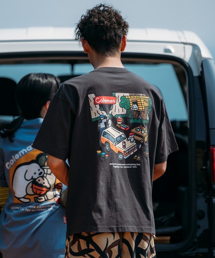 【フリークスストア/FREAK'S STORE】の別注 コールマン matsui rocky camping SS TEE バックプリント 半袖T 25SS インテリア・キッズ・メンズ・レディースファッション・服の通販 founy(ファニー) 　ファッション　Fashion　レディースファッション　Fashion for Women　トップス・カットソー　Cut & Sew Tops　バッグ　Bags　アウトドア　Outdoor Clothing　イラスト　Illustration　人気　Popular, Best Seller　フィット　Fit, Slim Fit　フロント　Front, Front Design　プリント　Print, Printed Pattern　別注　Limited Edition, Custom Order　半袖　Short Sleeve, Half Sleeve　レギュラー　Regular, Standard Fit　ワンポイント　One Point, Statement Accent　S/S・春夏　SS, Spring/Summer, Warm Season　おすすめ　Recommended / Our Picks　犬　Dog　夏　Summer　2025年　2025　2025春夏・S/S　Spring/Summer 2025 SS25　チャコールグレー|ID: prp329100004526456 ipo3291000000033095084