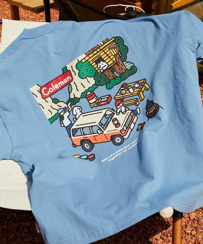 【フリークスストア/FREAK'S STORE】の別注 コールマン matsui rocky camping SS TEE バックプリント 半袖T 25SS インテリア・キッズ・メンズ・レディースファッション・服の通販 founy(ファニー) 　ファッション　Fashion　レディースファッション　Fashion for Women　トップス・カットソー　Cut & Sew Tops　バッグ　Bags　アウトドア　Outdoor Clothing　イラスト　Illustration　人気　Popular, Best Seller　フィット　Fit, Slim Fit　フロント　Front, Front Design　プリント　Print, Printed Pattern　別注　Limited Edition, Custom Order　半袖　Short Sleeve, Half Sleeve　レギュラー　Regular, Standard Fit　ワンポイント　One Point, Statement Accent　S/S・春夏　SS, Spring/Summer, Warm Season　おすすめ　Recommended / Our Picks　犬　Dog　夏　Summer　2025年　2025　2025春夏・S/S　Spring/Summer 2025 SS25　サックスブルー|ID: prp329100004526456 ipo3291000000033095085