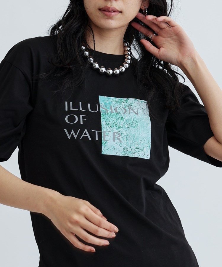 【インディヴィ/INDIVI】のILLUSION of WATER プリントTシャツ インテリア・キッズ・メンズ・レディースファッション・服の通販 founy(ファニー) 　ファッション　Fashion　レディースファッション　WOMEN　トップス・カットソー　Tops/Tshirt　シャツ/ブラウス　Shirts/Blouses　ロング / Tシャツ　T-Shirts　アクセサリー　Accessories　グラフィック　Graphic　スポーティ　Sporty　スリット　Slit　ネックレス　Necklace　フォルム　Form　プリント　Print　モダン　Modern　リラックス　Relax　ブラック|ID: prp329100004526475 ipo3291000000032011953