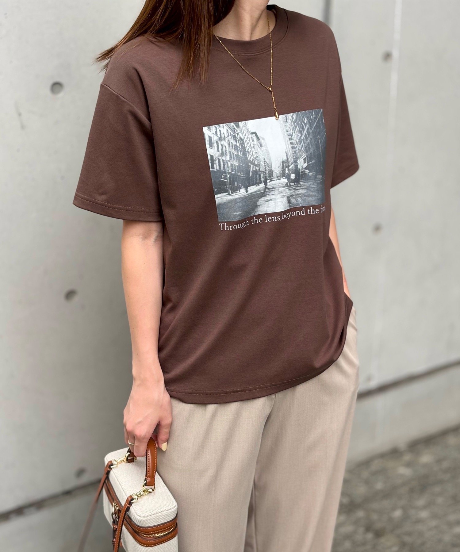 【スタイルドア/STYLEDOOR】のアソートロゴプリントTシャツ インテリア・キッズ・メンズ・レディースファッション・服の通販 founy(ファニー) 　ファッション　Fashion　レディースファッション　Fashion for Women　トップス・カットソー　Cut & Sew Tops　シャツ・ブラウス・オフィスカジュアル　Elegant Blouses & Button-Ups　ロングTシャツ・Tシャツ　Longline T-Shirts & Tees　アウトドア　Outdoor Clothing　グラフィック　Graphic, Graphic Design　シンプル　Simple, Minimal　ジャケット　Jacket, Outerwear　スタイリッシュ　Stylish, Fashionable　トレンド　Trend, Trending Now　プリント　Print, Printed Pattern　ブラウン|ID: prp329100004526478 ipo3291000000033195504