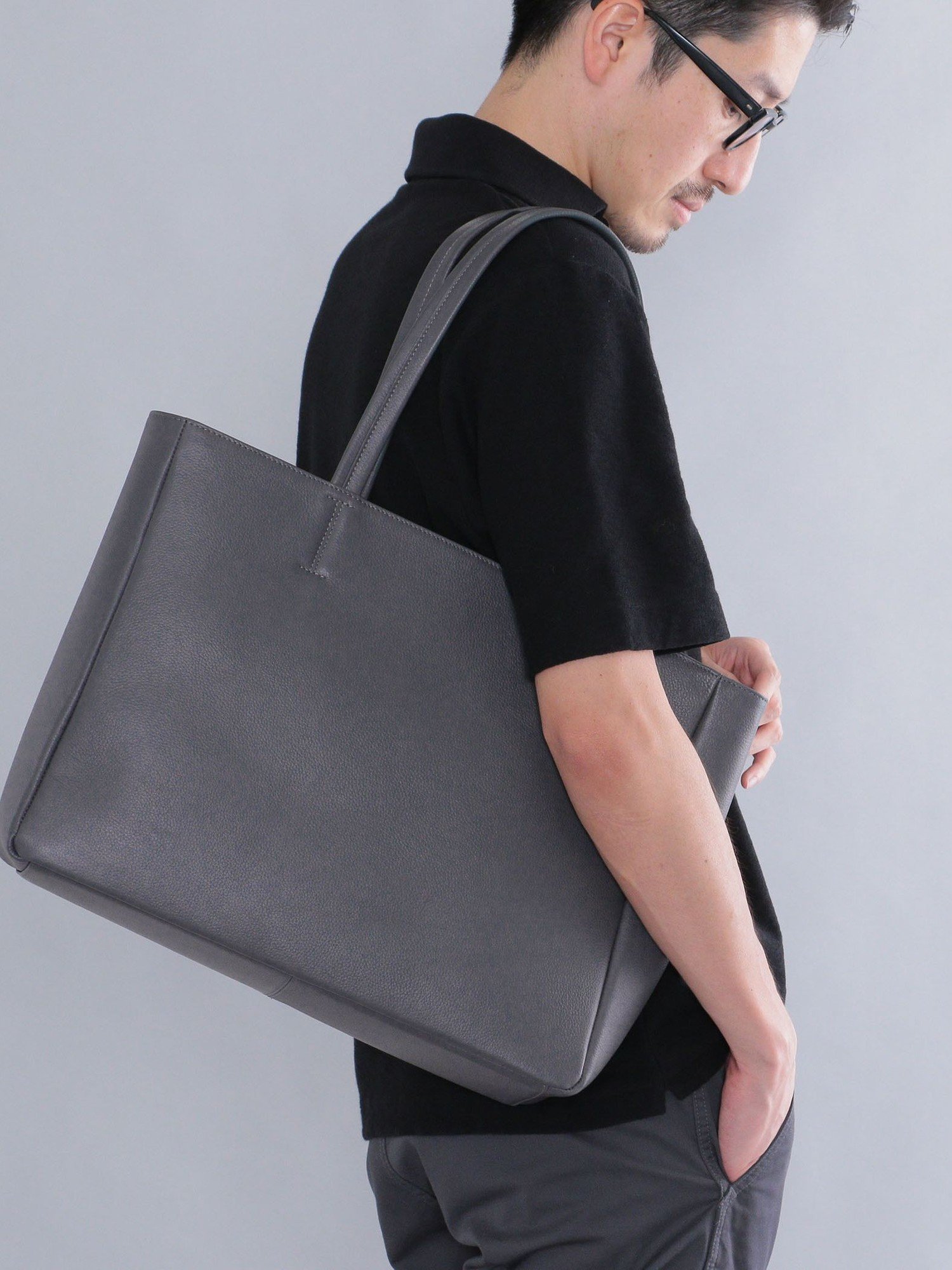【シップス/SHIPS / MEN】のSHIPS スマート レザー トートバッグ インテリア・キッズ・メンズ・レディースファッション・服の通販 founy(ファニー) 　ファッション　Fashion　メンズファッション　MEN　バッグ　Bag/Men　トートバッグ　Tote Bags　ジップ　Zip　スマート　Smart　雑誌　Magazine　ポケット　Pocket　ライニング　Lining　エレガント 上品　Elegant　ビジネス 仕事 通勤　Business　ダークグレー|ID: prp329100004526531 ipo3291000000032135618