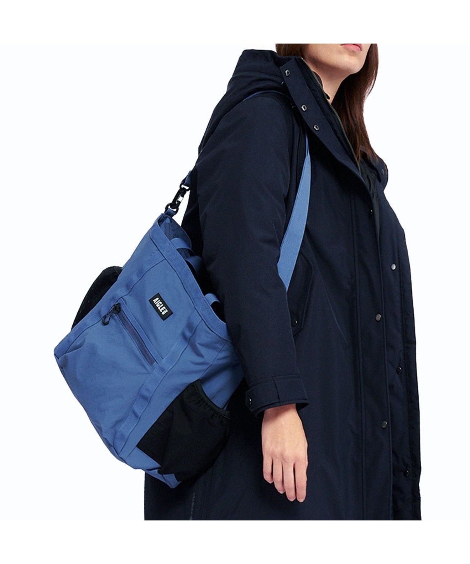 【エーグル/AIGLE】の撥水 大容量 2wayトートバッグ / ショルダーバッグ インテリア・キッズ・メンズ・レディースファッション・服の通販 founy(ファニー) 　ファッション　Fashion　レディースファッション　WOMEN　バッグ　Bag　おすすめ　Recommend　ウォーター　Water　コンパクト　Compact　スタイリッシュ　Stylish　スリーブ　Sleeve　パッチ　Patch　フロント　Front　ポケット　Pocket　傘　Umbrella　軽量　Lightweight　ブルー|ID: prp329100004526557 ipo3291000000032282726